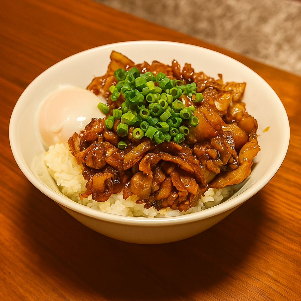 ご飯にお肉をのせ温玉とねぎをトッピングする盛り付け工程