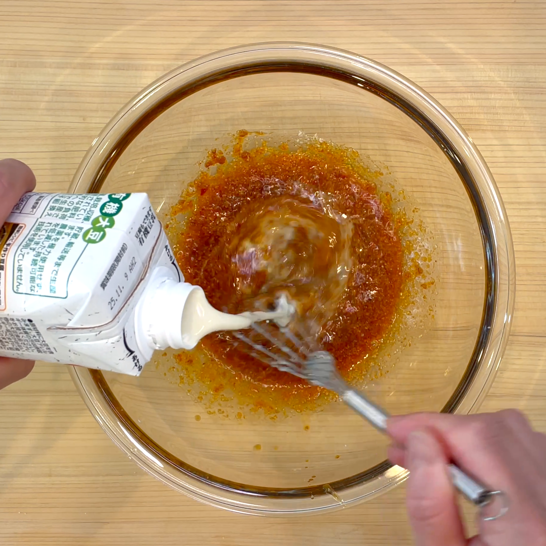 調味料を混ぜ合わせる工程