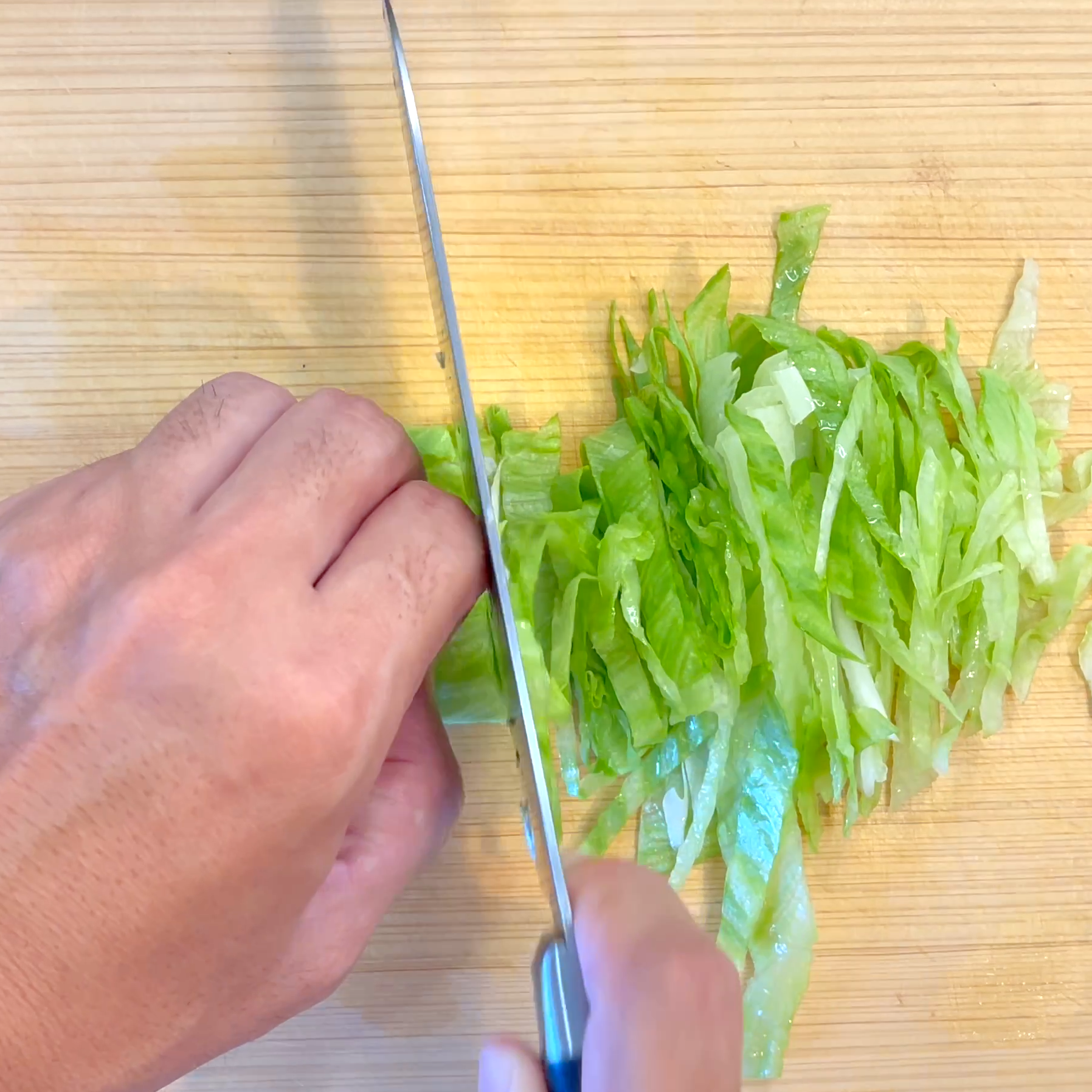 玉ねぎをみじん切りにしレタスを細切りにする工程