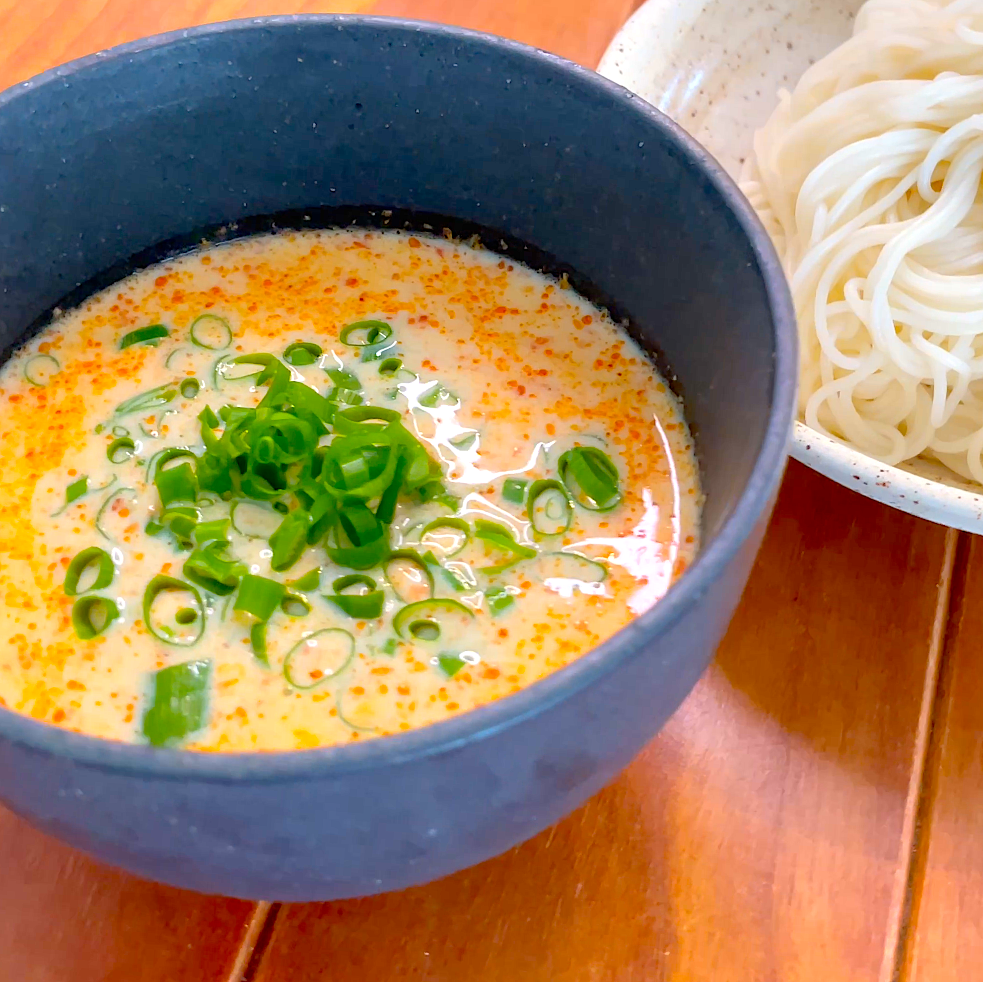 完成した一皿とそうめんを添えた盛り付け