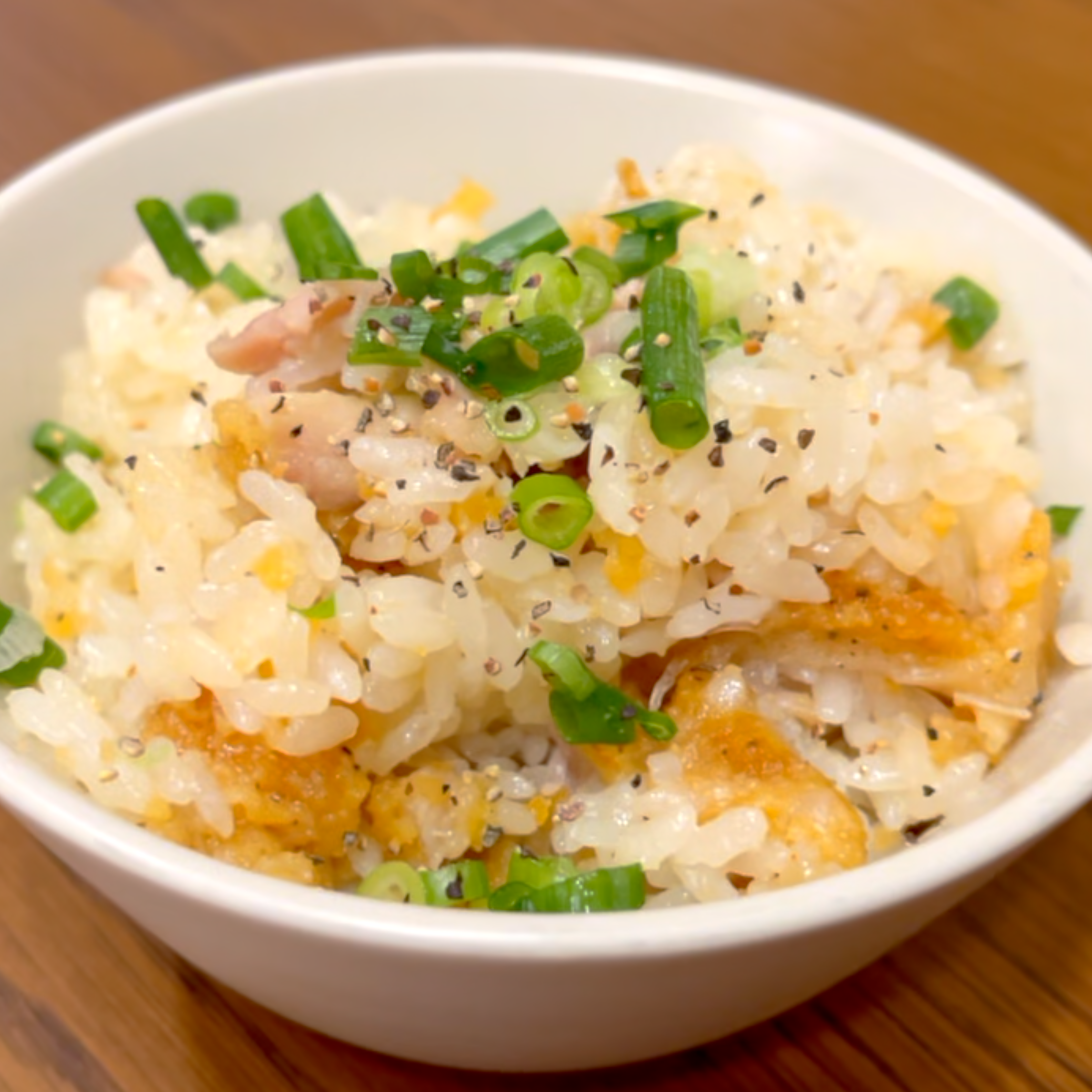 完成したファミチキ炊き込みご飯の盛り付け写真