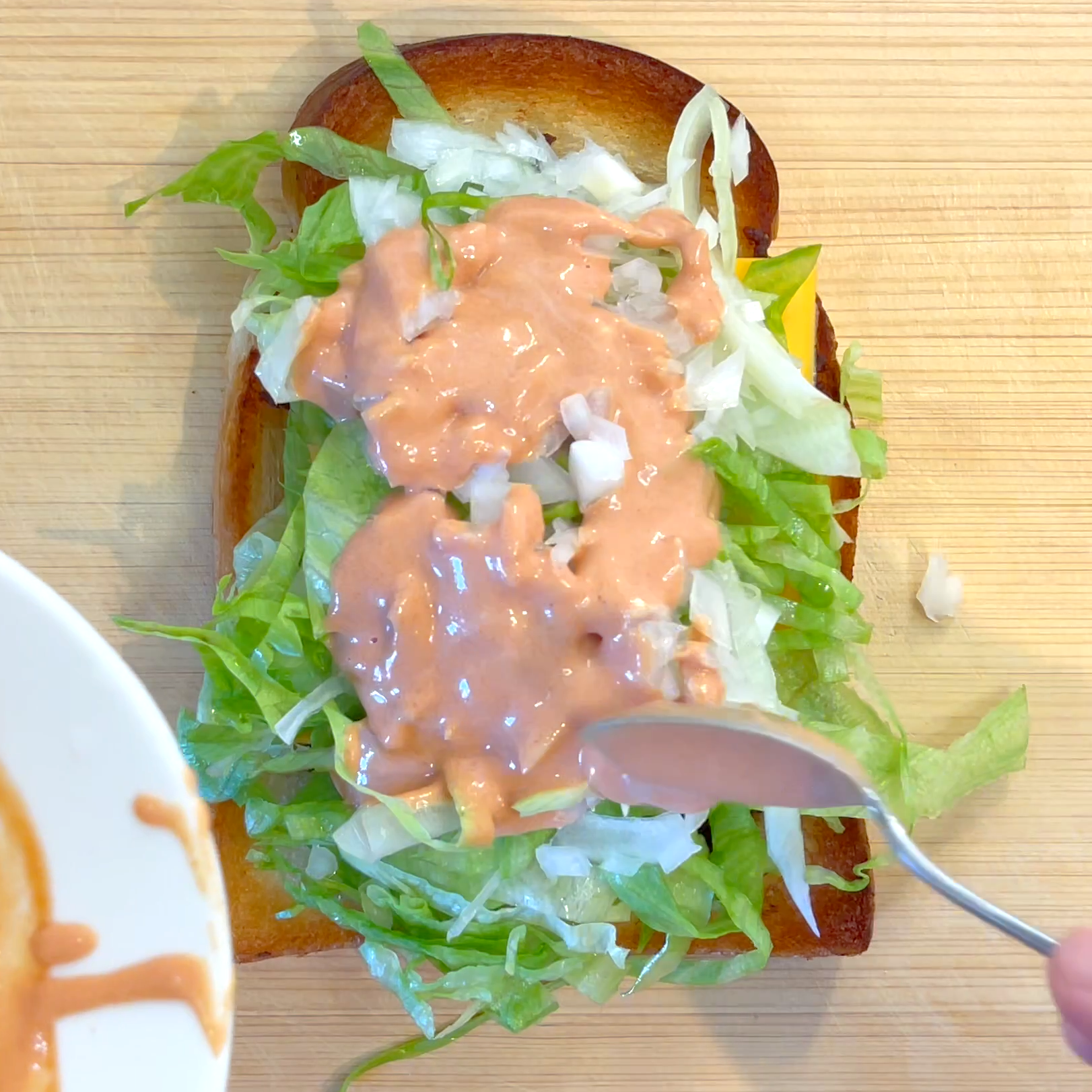 具材をサンドする工程