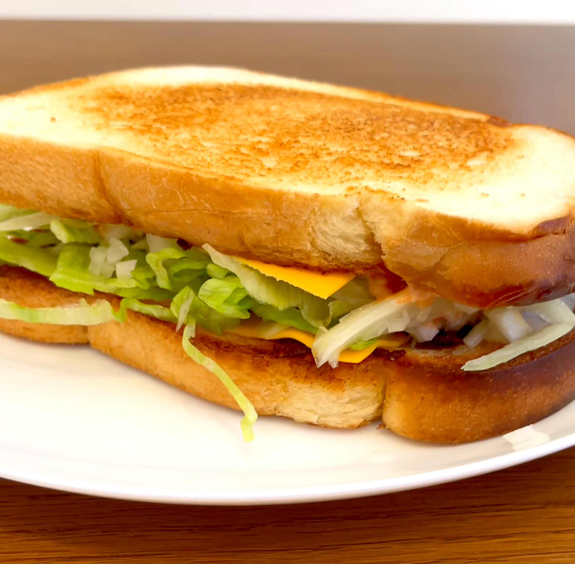 完成したサンドの盛り付け