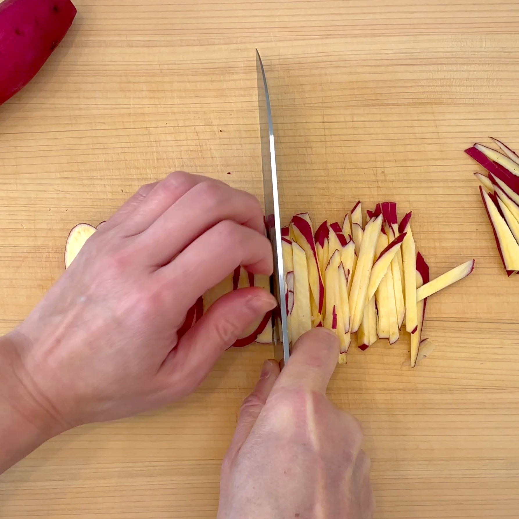 さつまいもを細切りにする工程