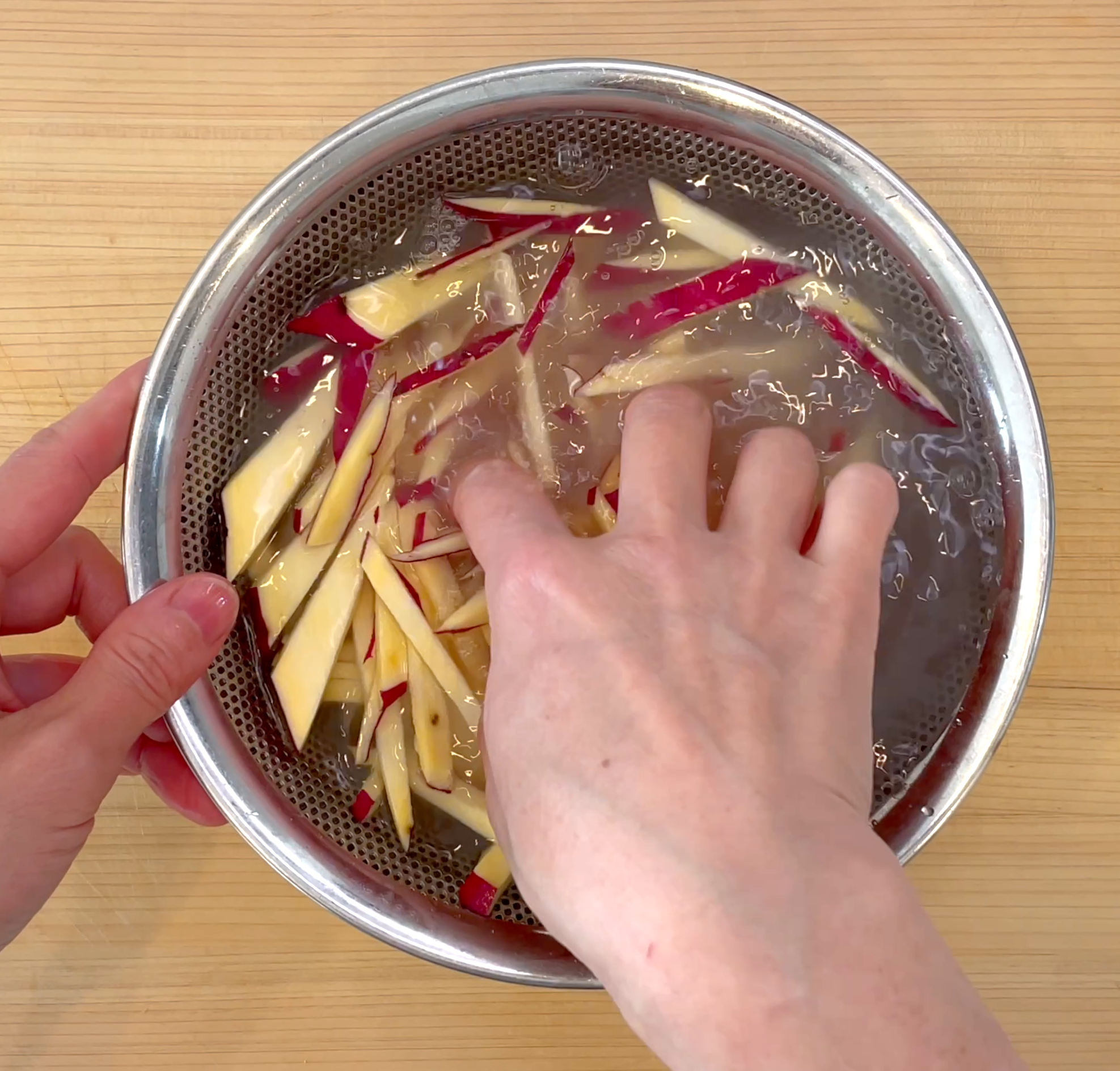 さつまいもを水にさらす工程