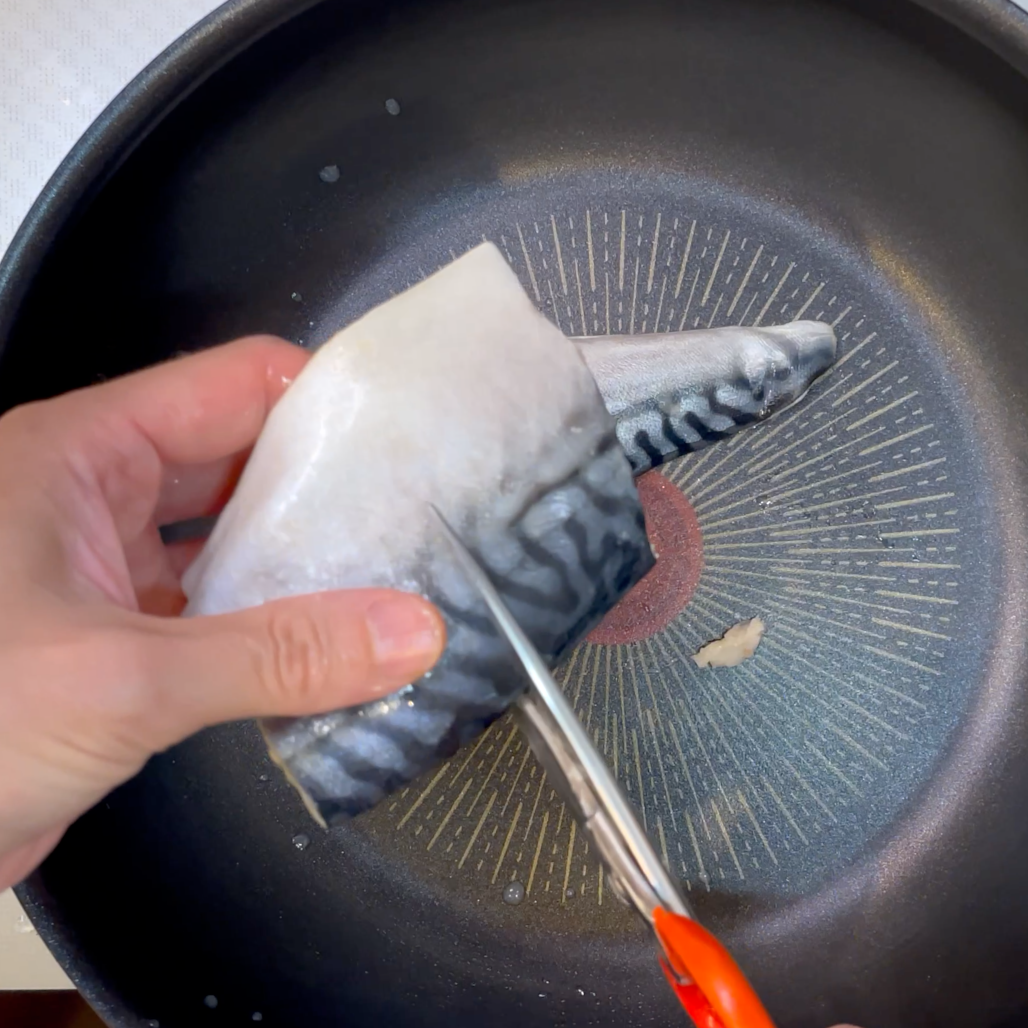 サバを切る工程