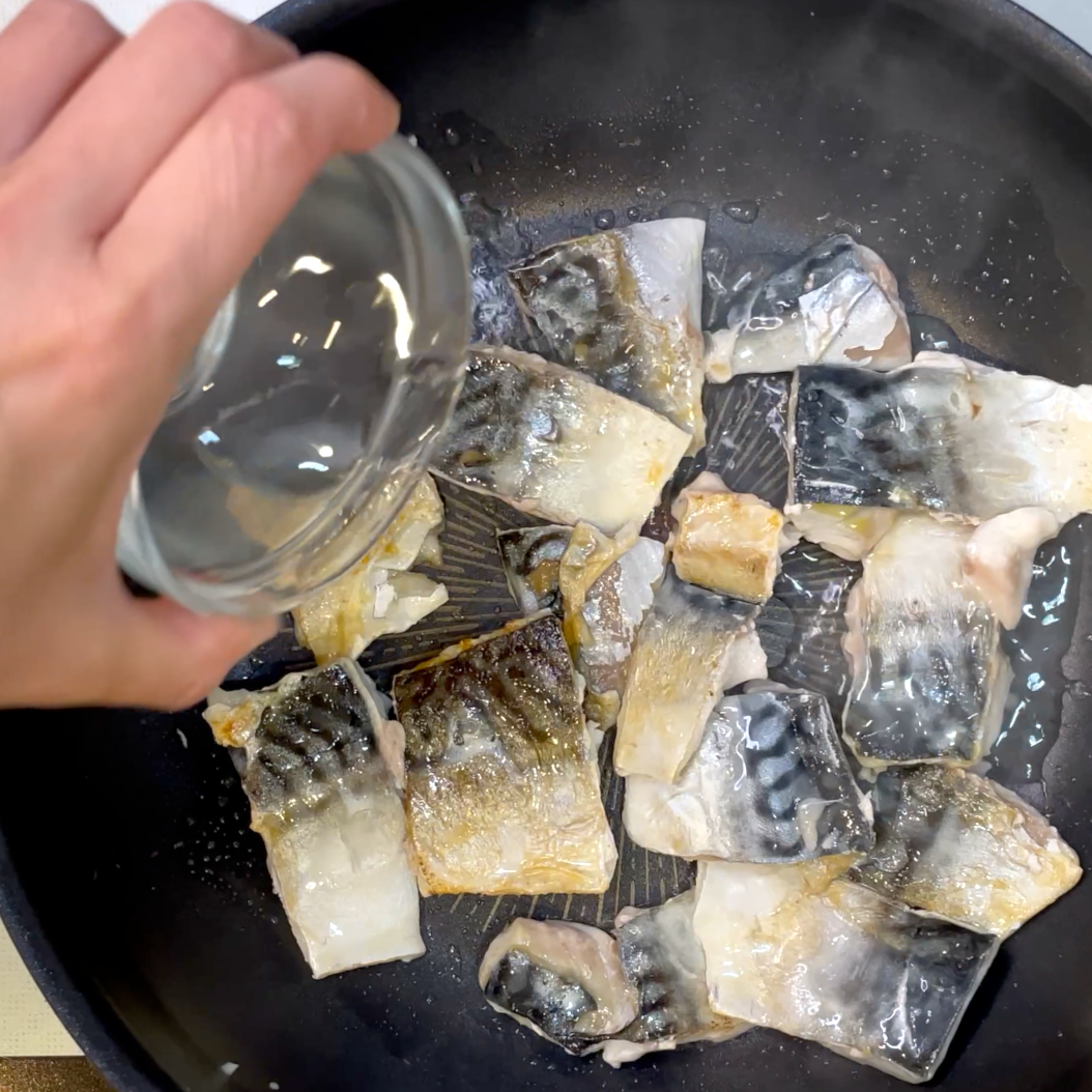 サバを蒸し焼きにする工程