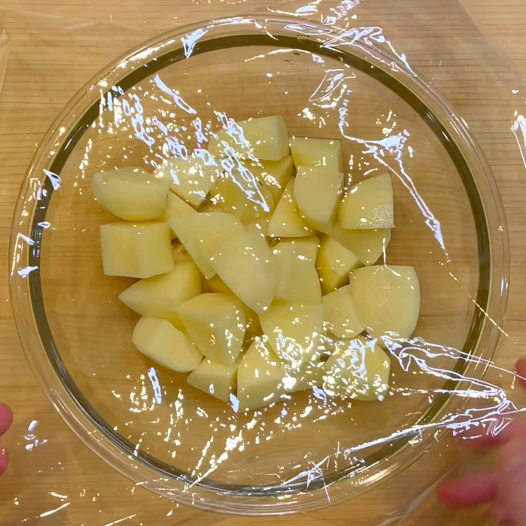 じゃがいもを電子レンジで加熱する工程