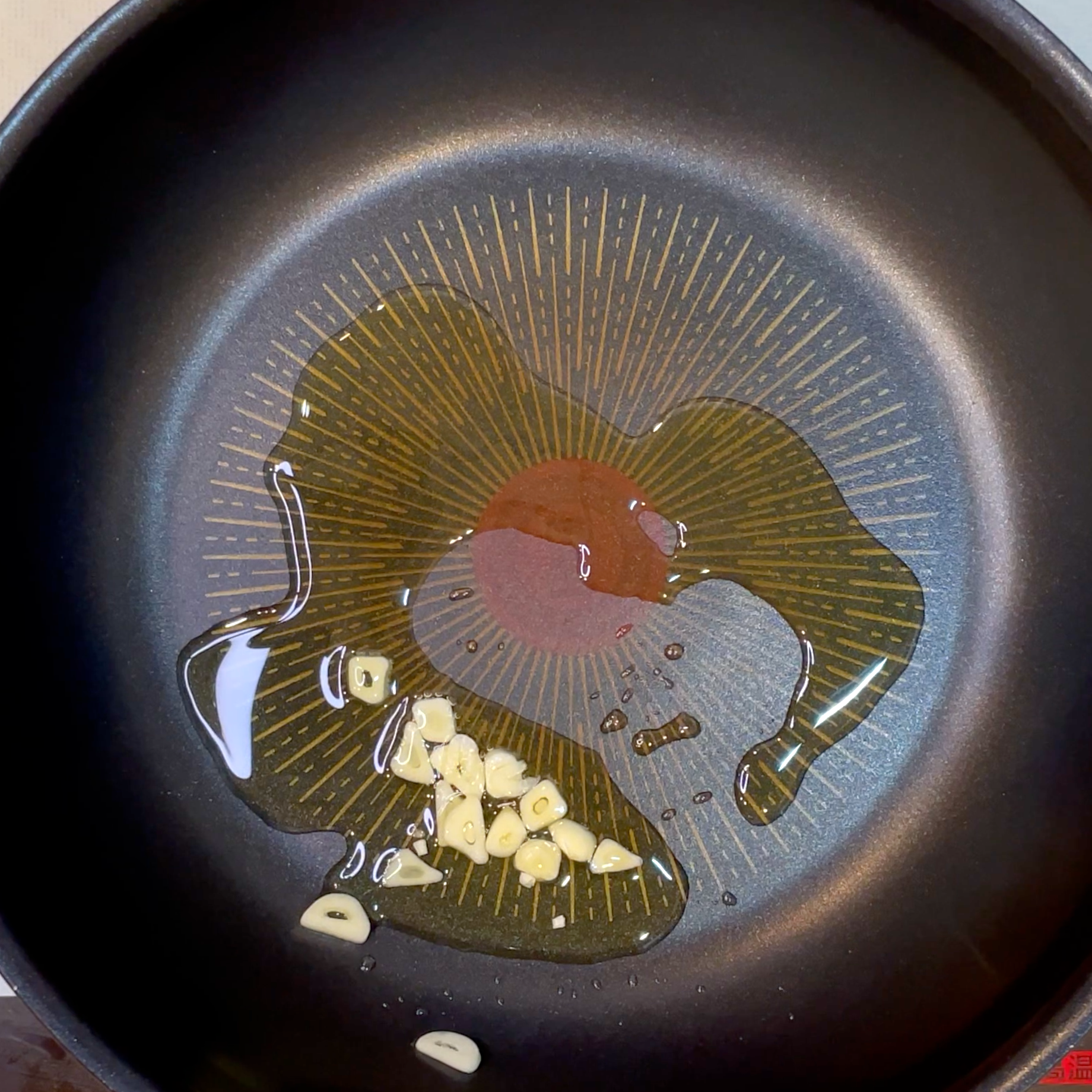 にんにくを炒める工程