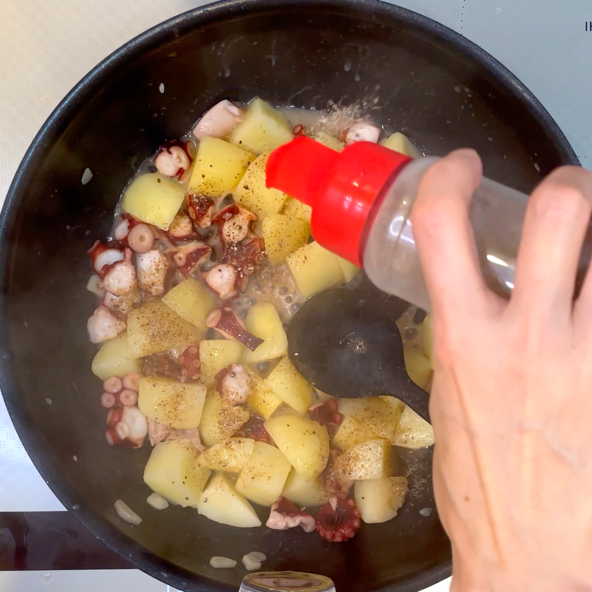 たことじゃがいもを炒める工程