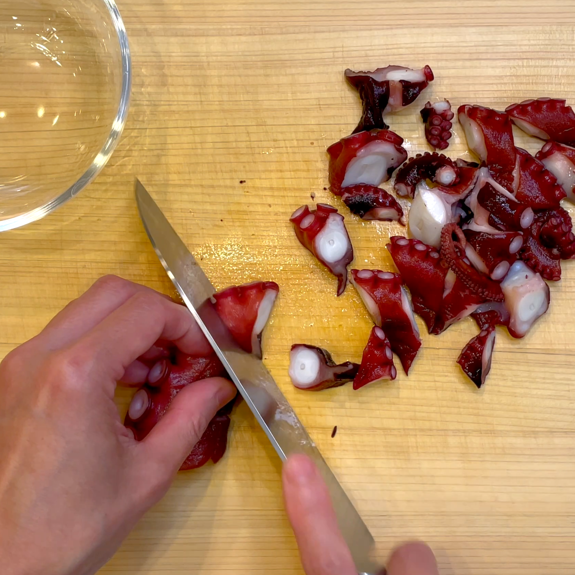 たこを食べやすい大きさに切る工程