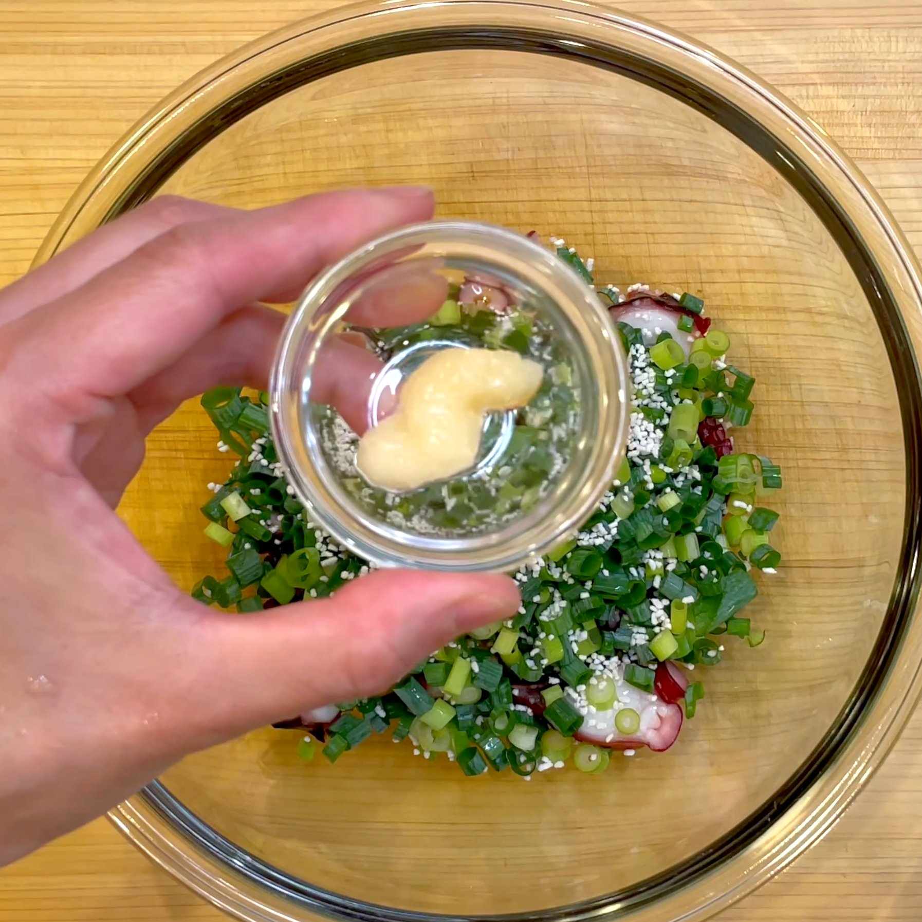 たことねぎに調味料を加えて馴染ませる工程