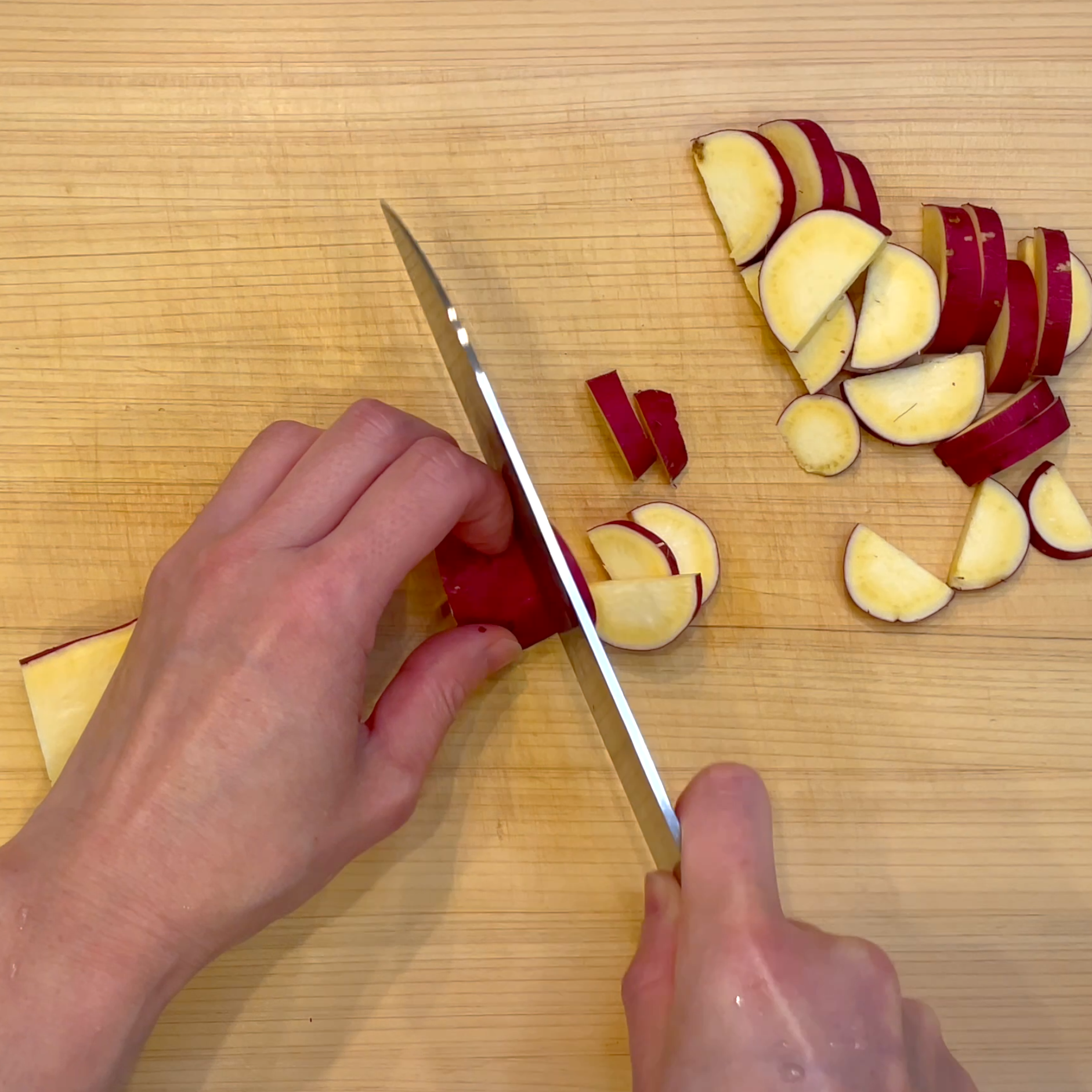 さつまいもを半月切りにして水にさらす工程