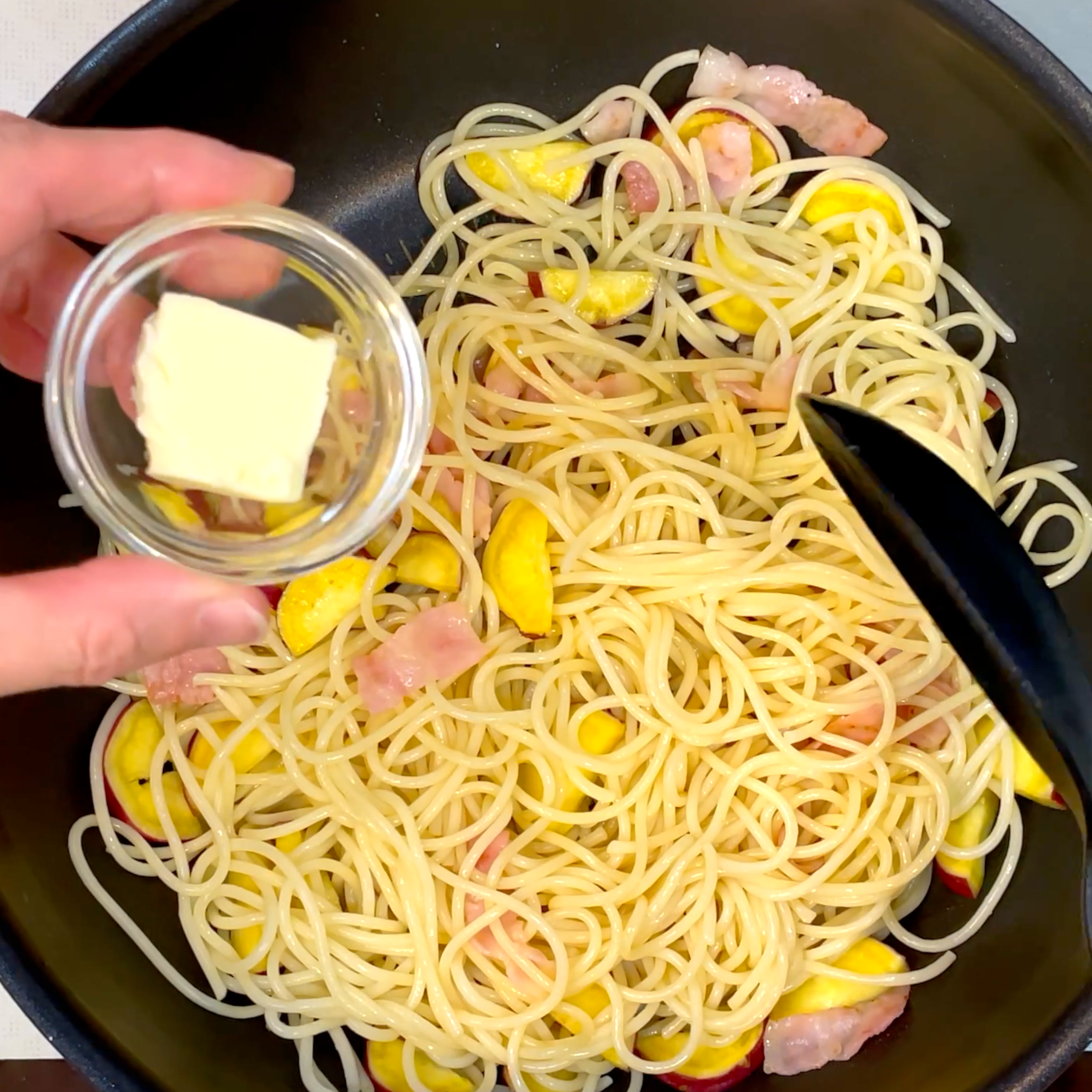 調味料Aと茹で汁を加えて仕上げる工程