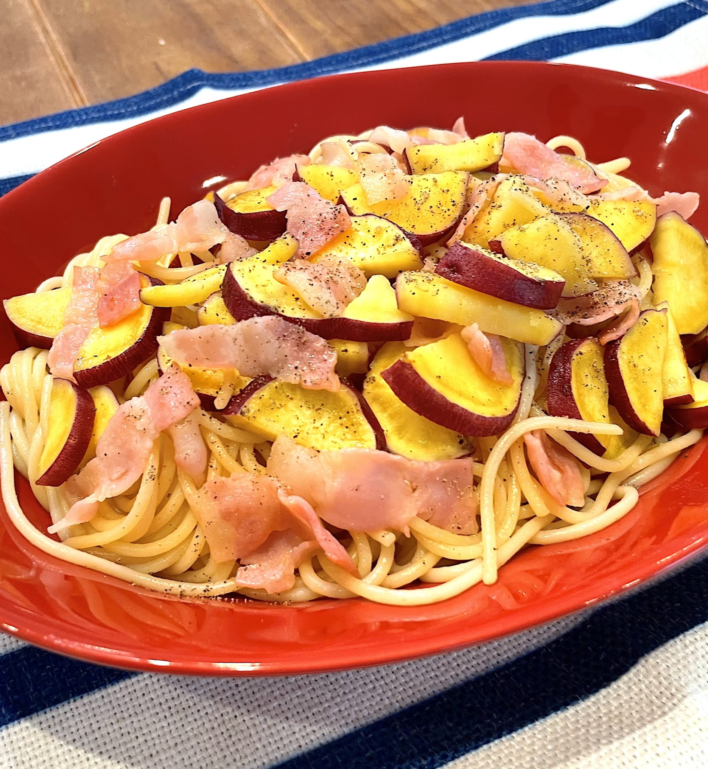 盛り付けてブラックペッパーをかけた完成品の様子