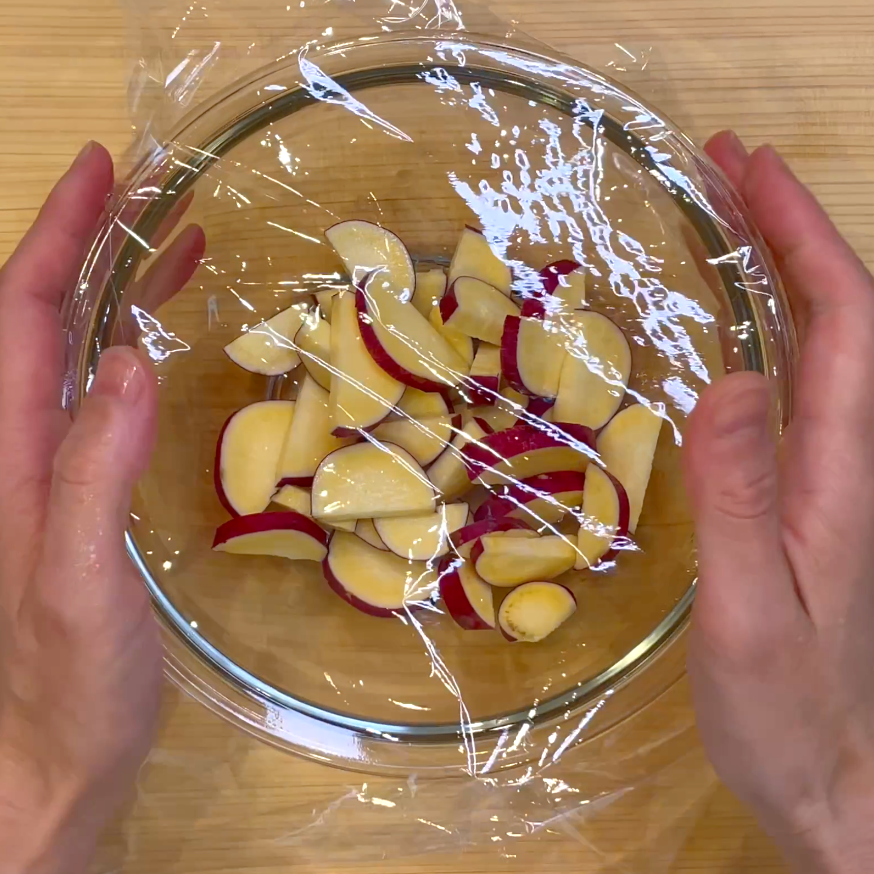 さつまいもを耐熱ボウルで加熱する工程