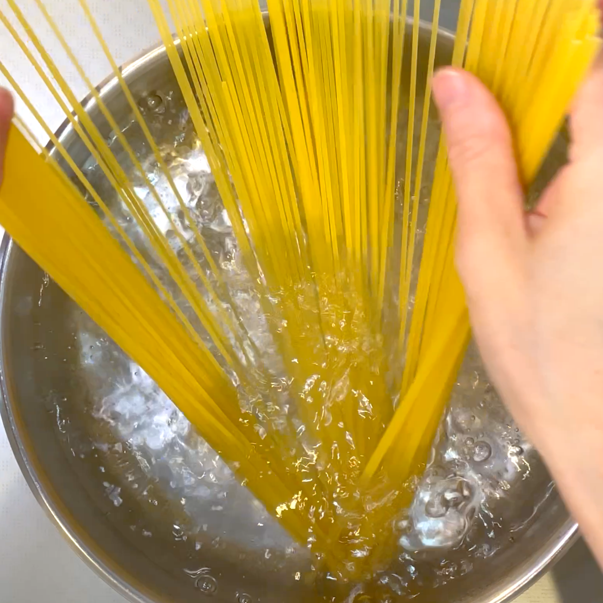 パスタを表示時間通りに茹でる工程