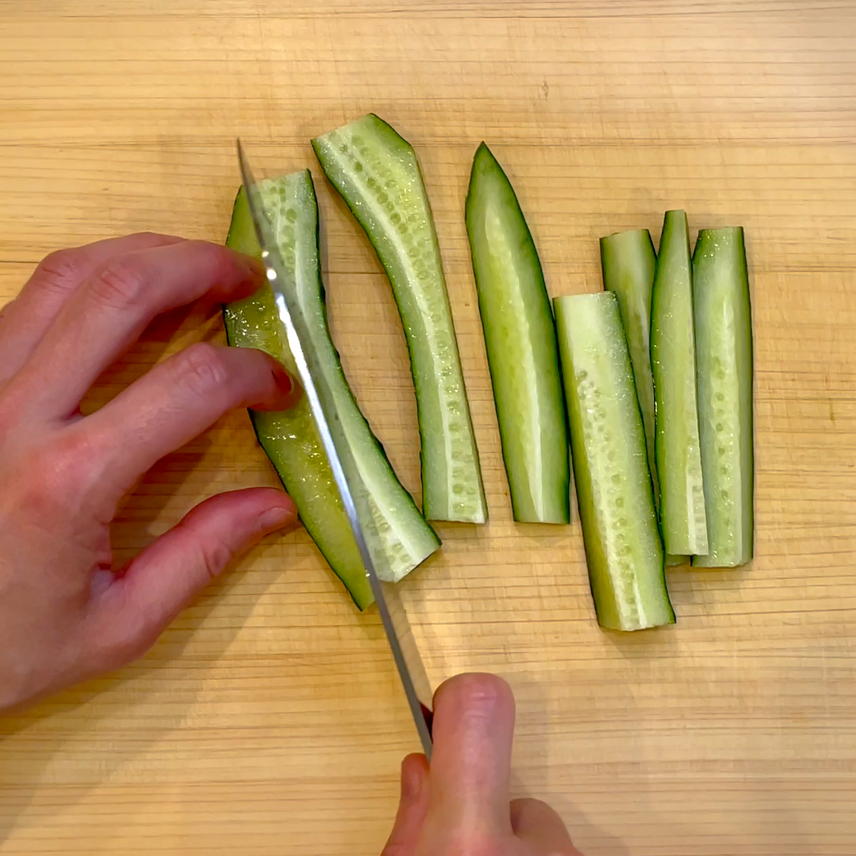 きゅうりをスティック状に切る工程