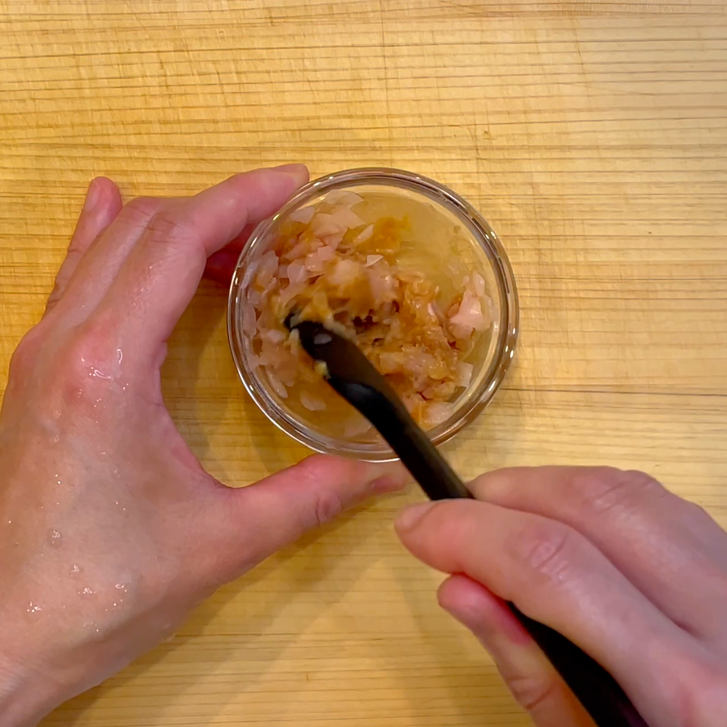 味噌とガリを混ぜる工程