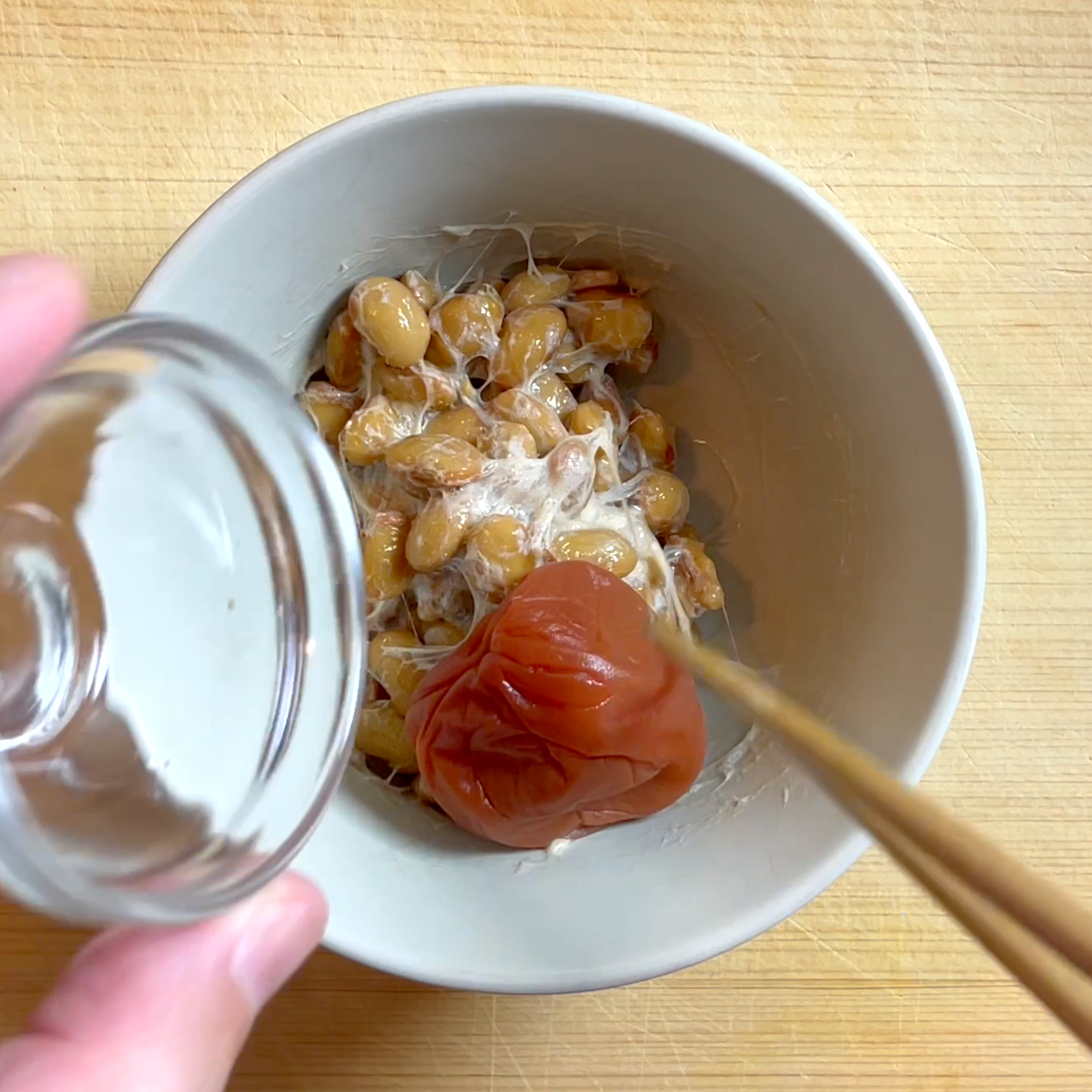 納豆と梅を混ぜる工程