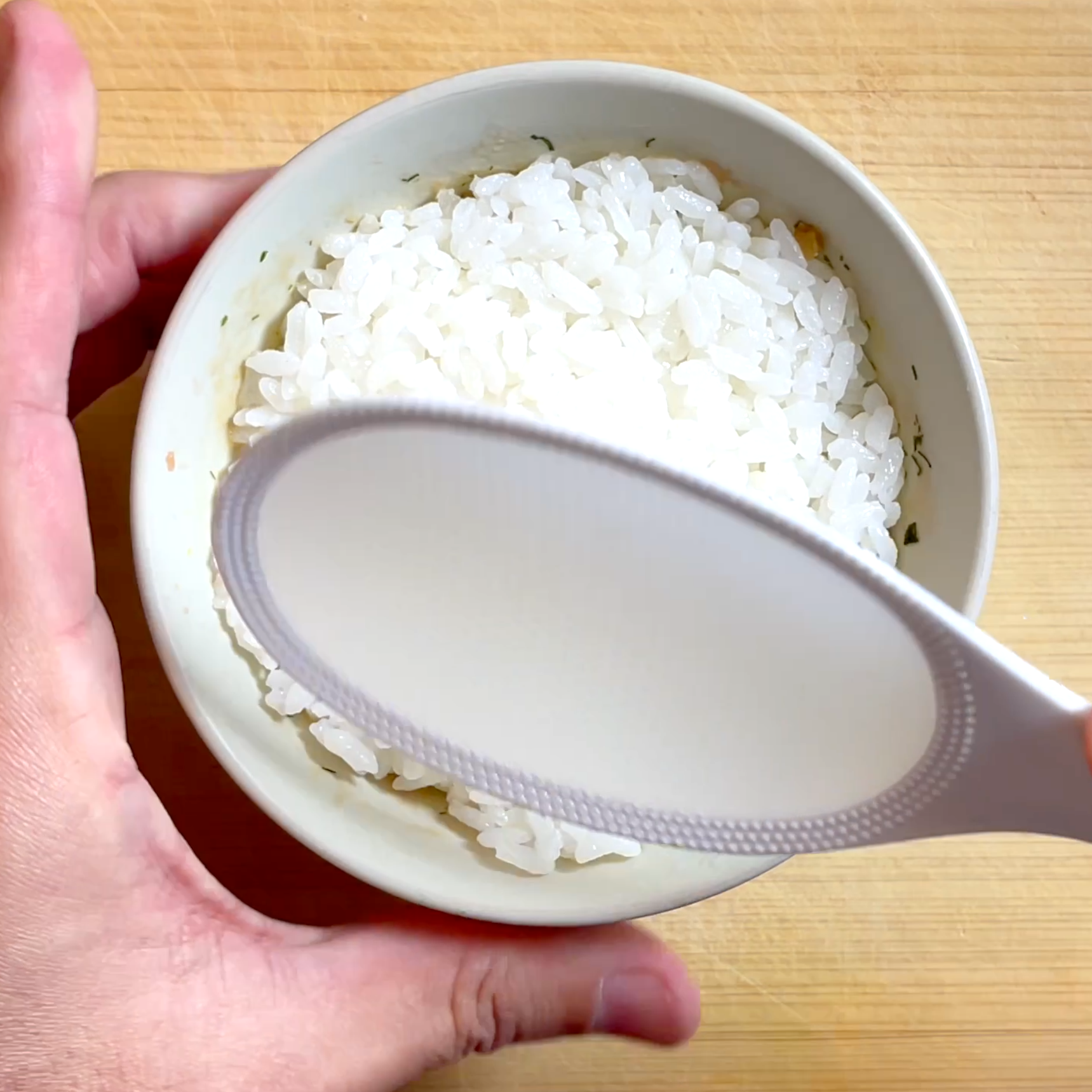 納豆にご飯をかぶせてひっくり返す工程