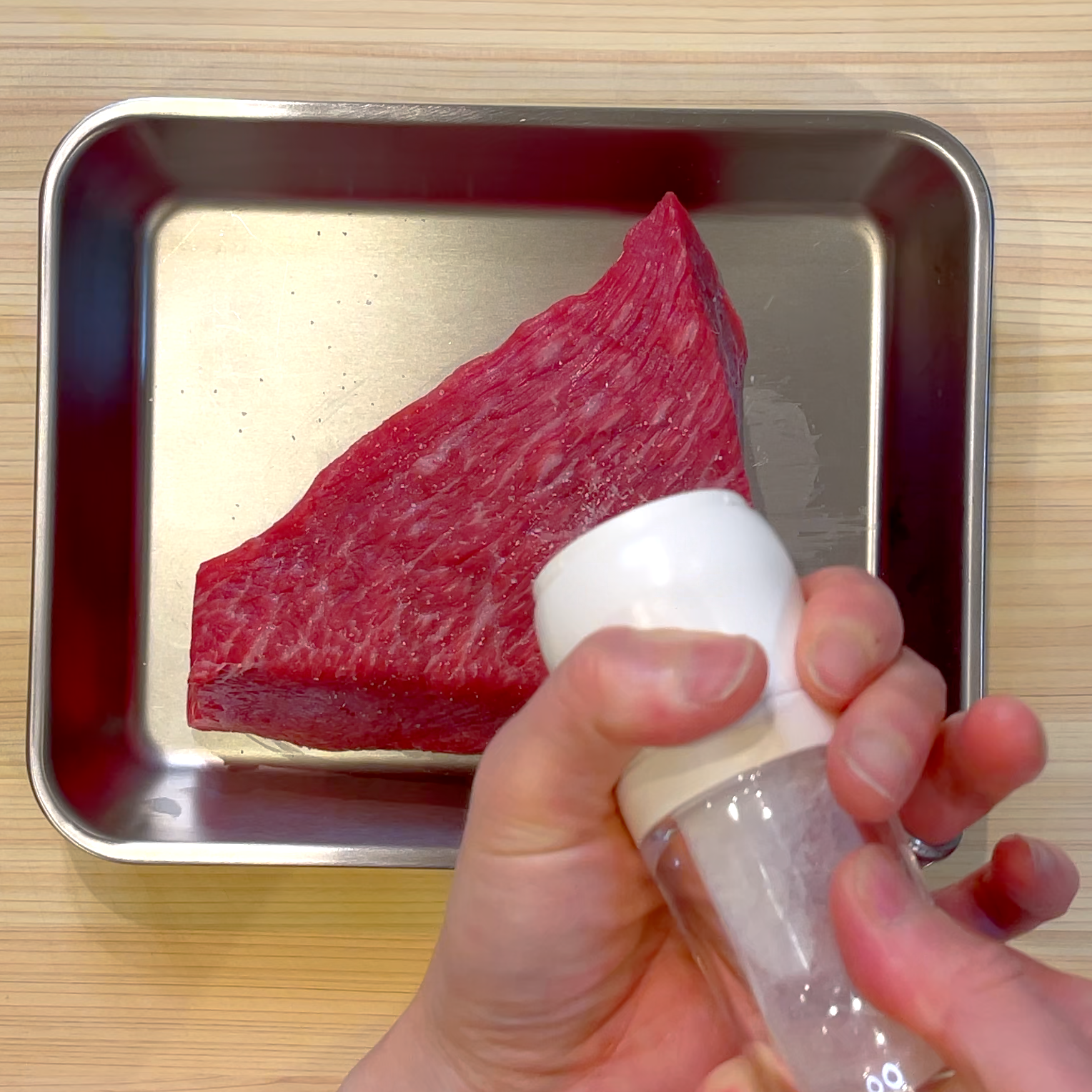 牛肉を常温に戻して塩胡椒を馴染ませる工程