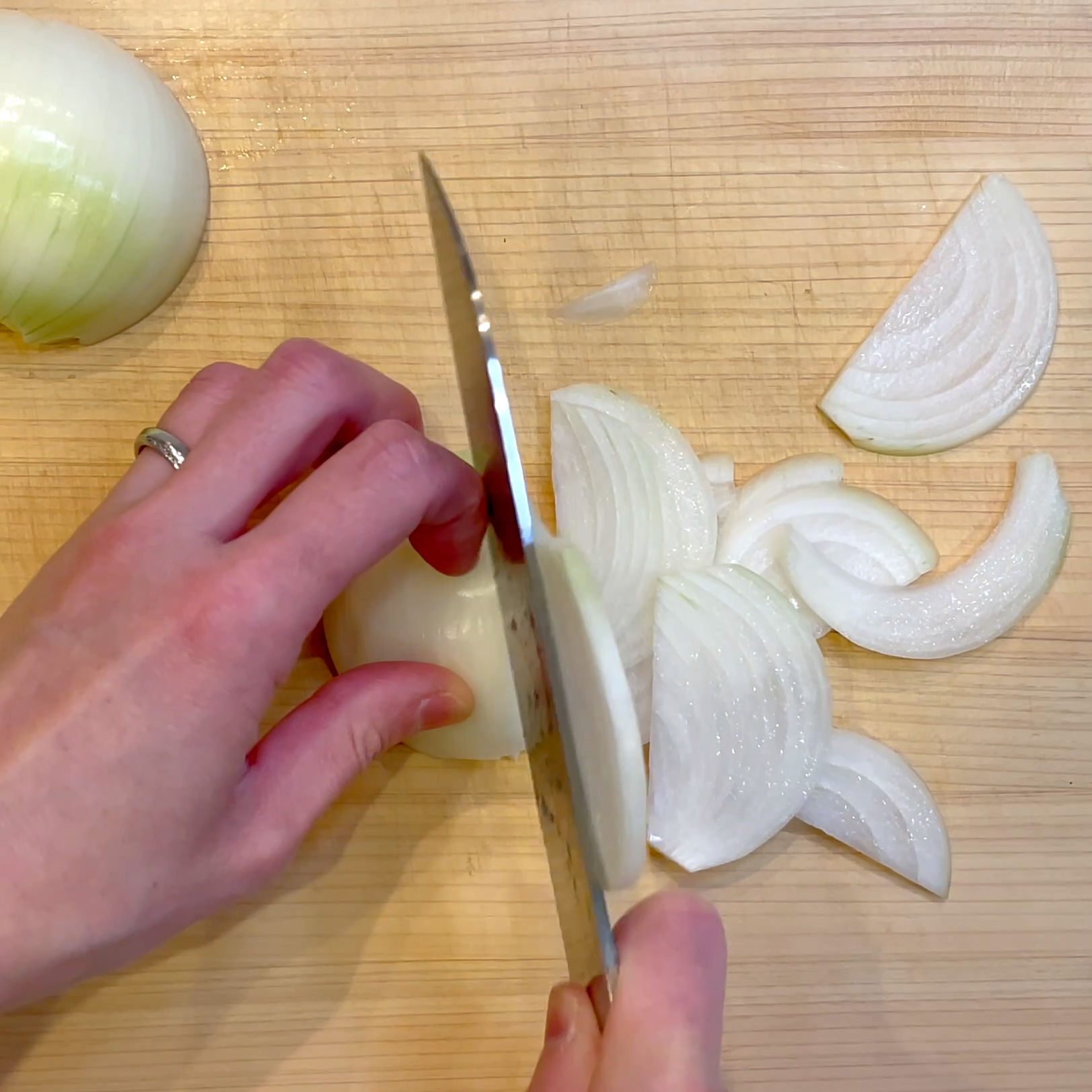 玉ねぎを薄くスライスする工程