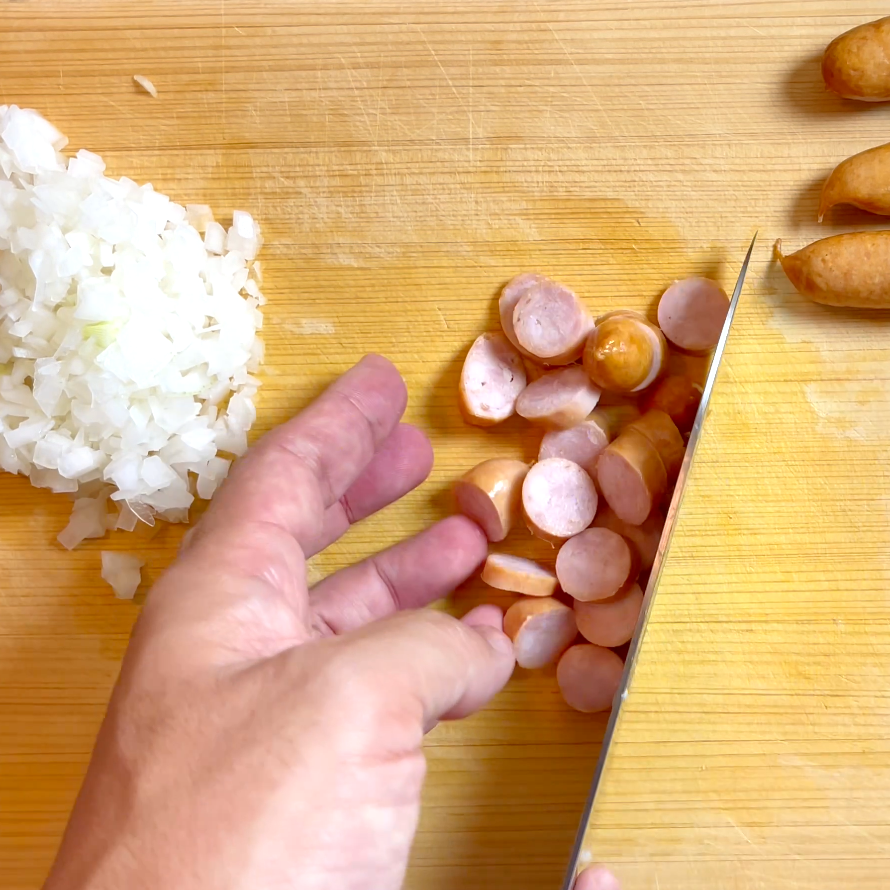 玉ねぎをみじん切りにしウインナーを輪切りにする工程