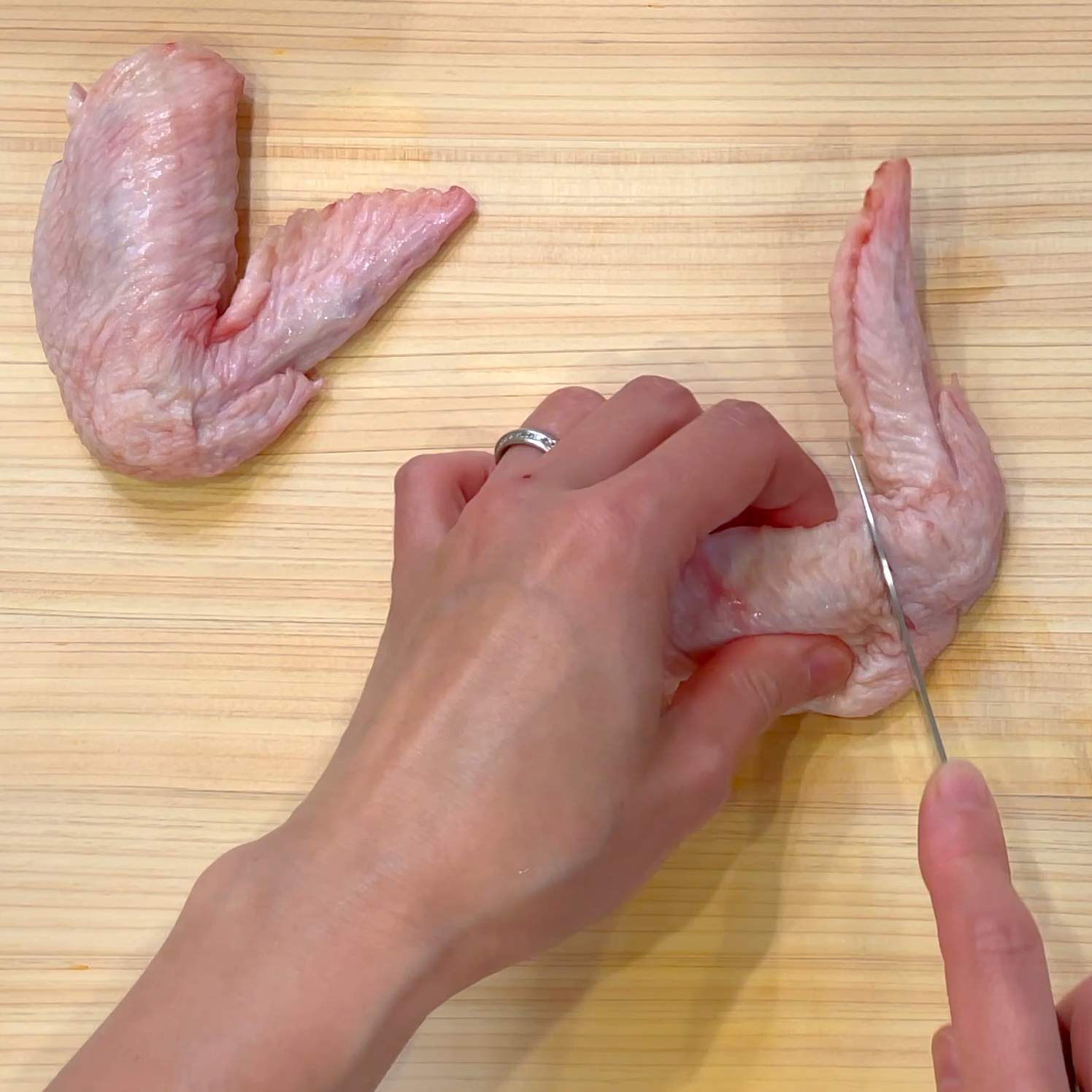 手羽先にぐるっと切り込みを入れる工程