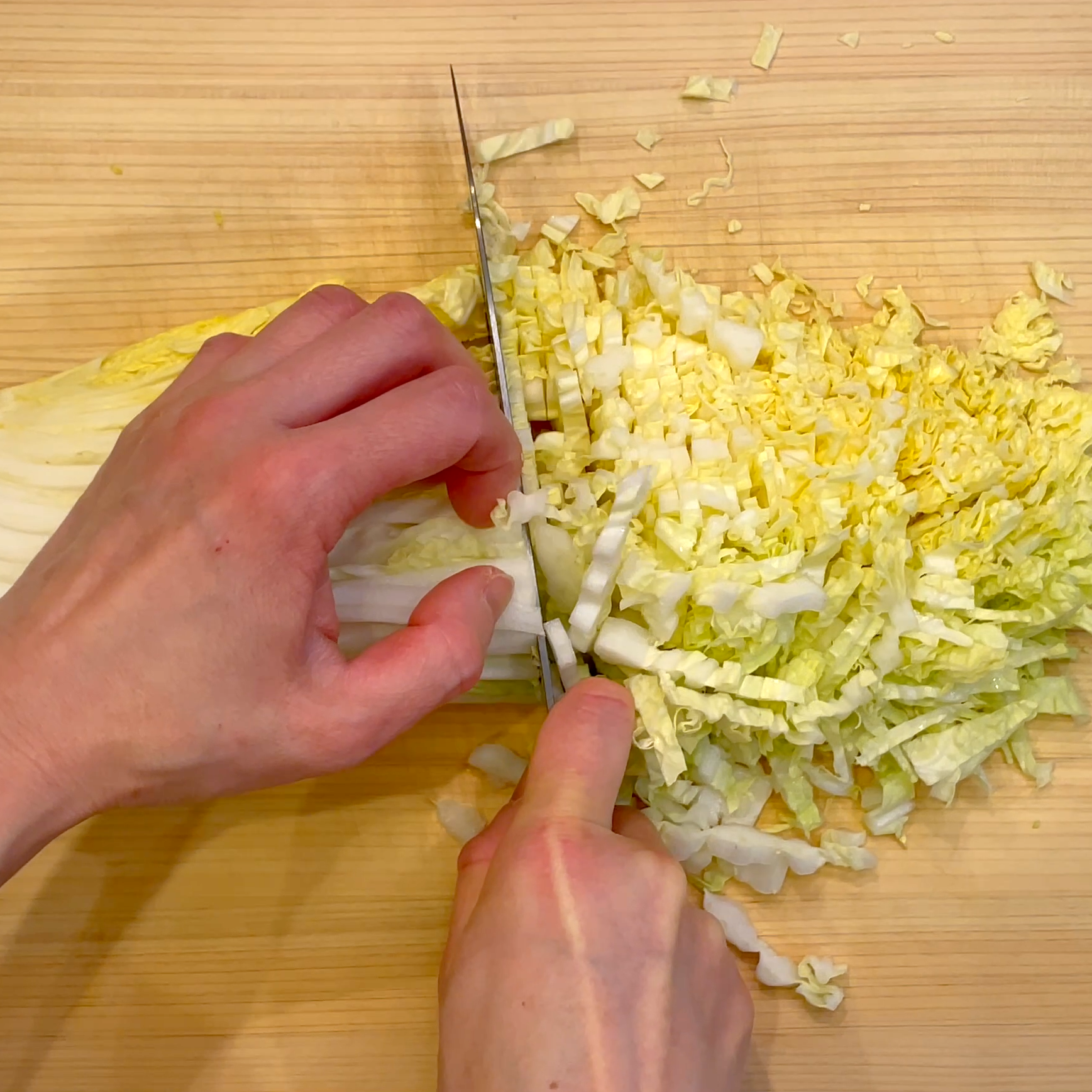 白菜とニラをみじん切りにする工程