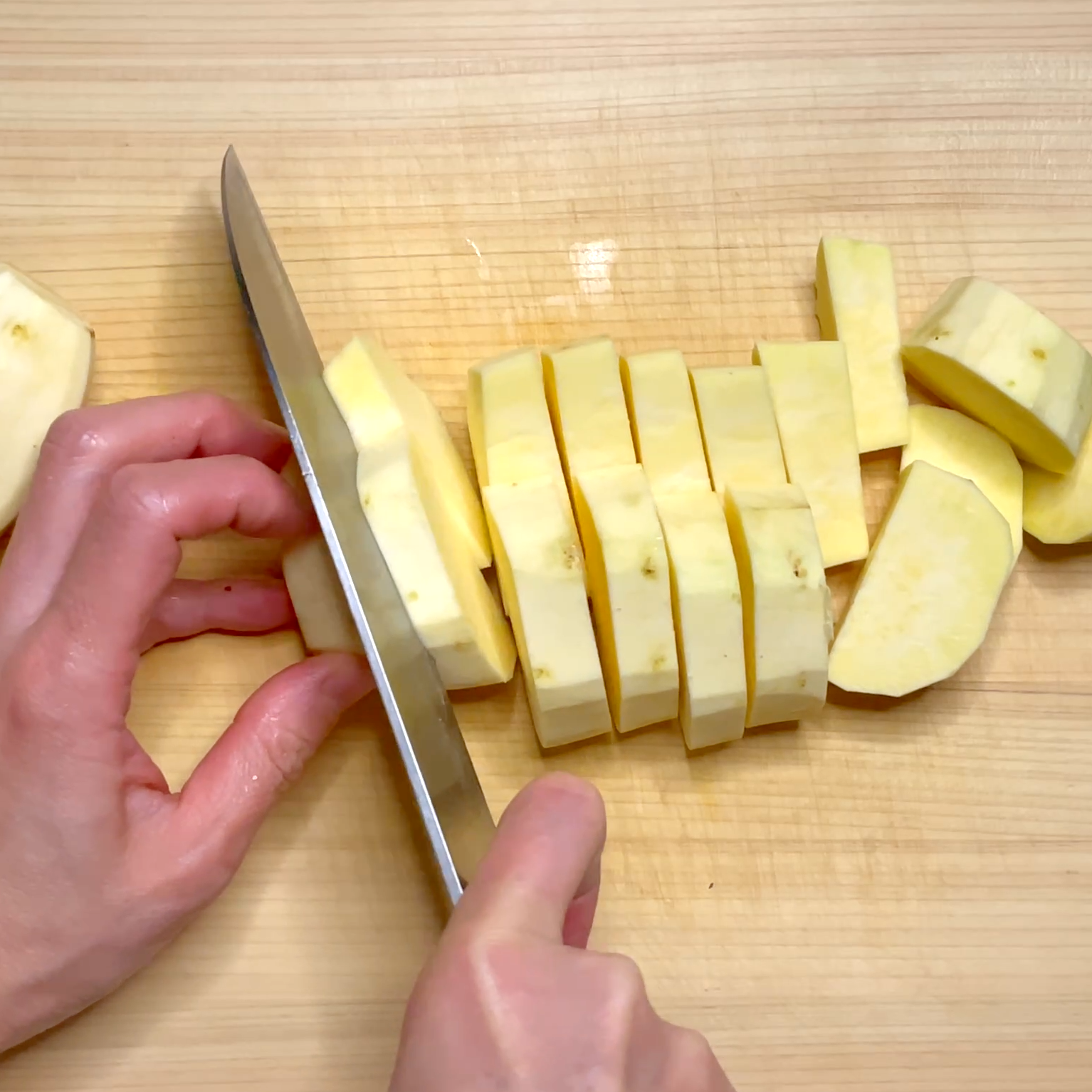 さつまいもの皮をむいて切る工程