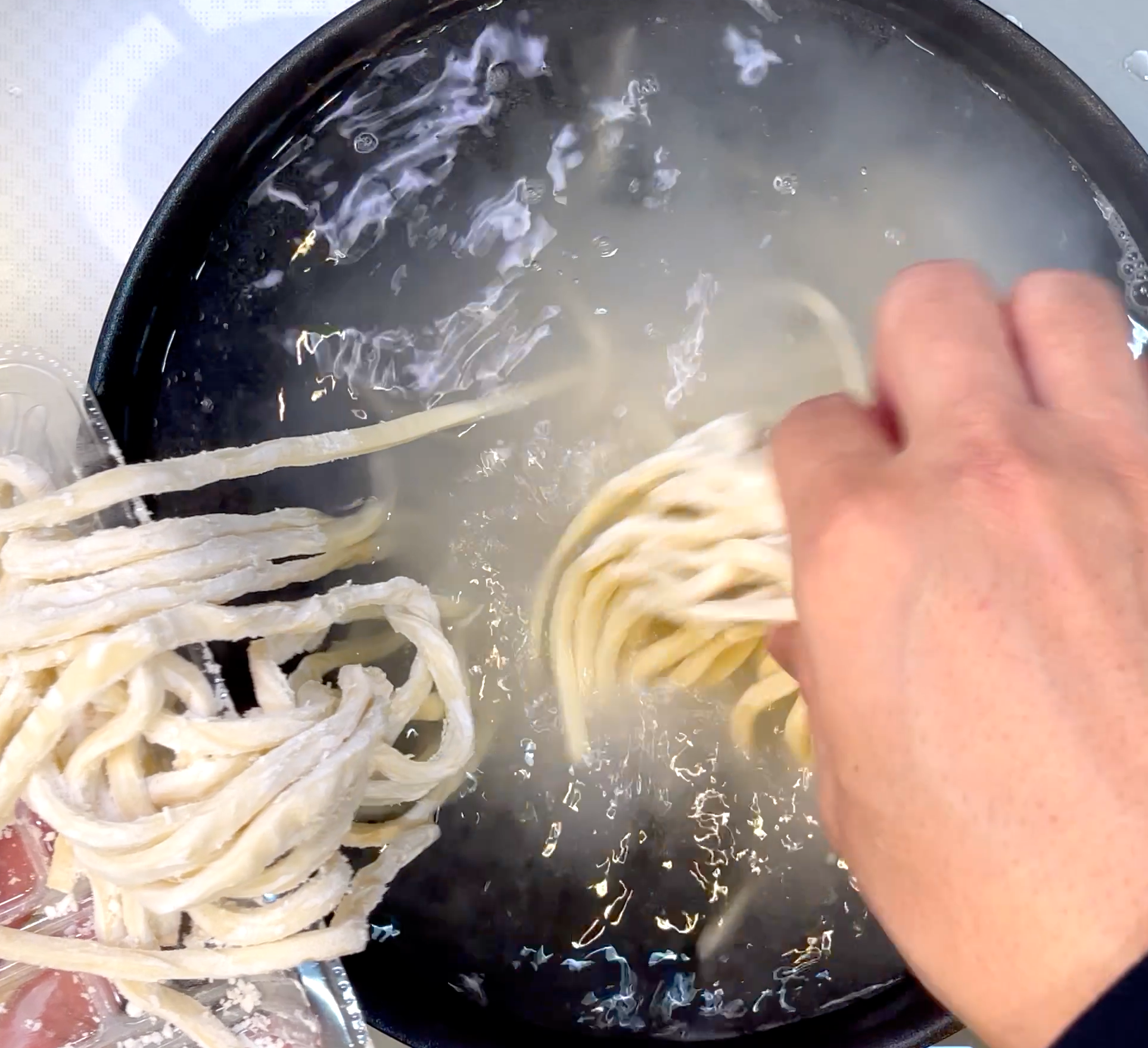 うどんを茹でている工程