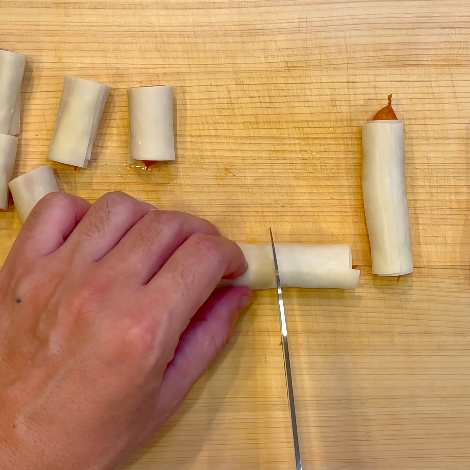 ウインナーを半分に切る工程