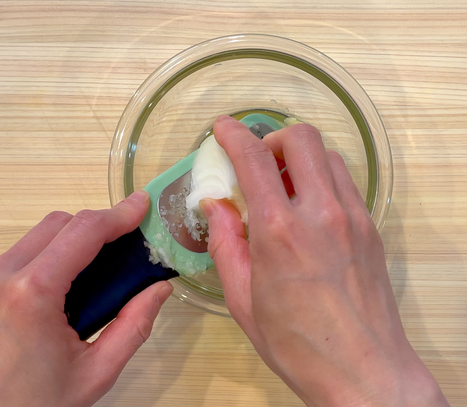 にんにくと玉ねぎをすりおろす工程