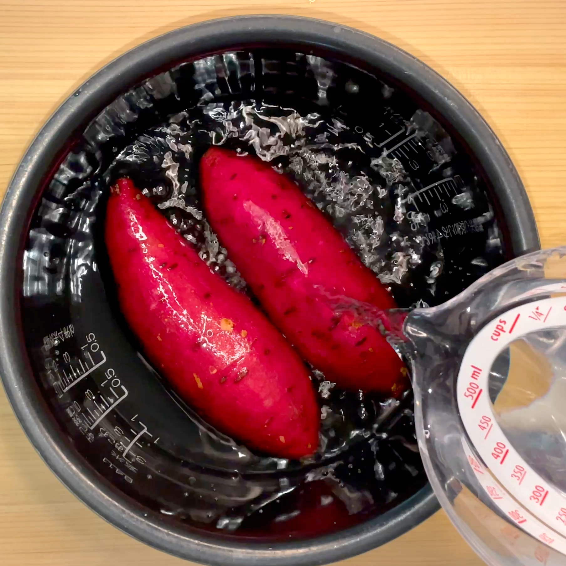 さつまいもを炊飯釜で炊く工程