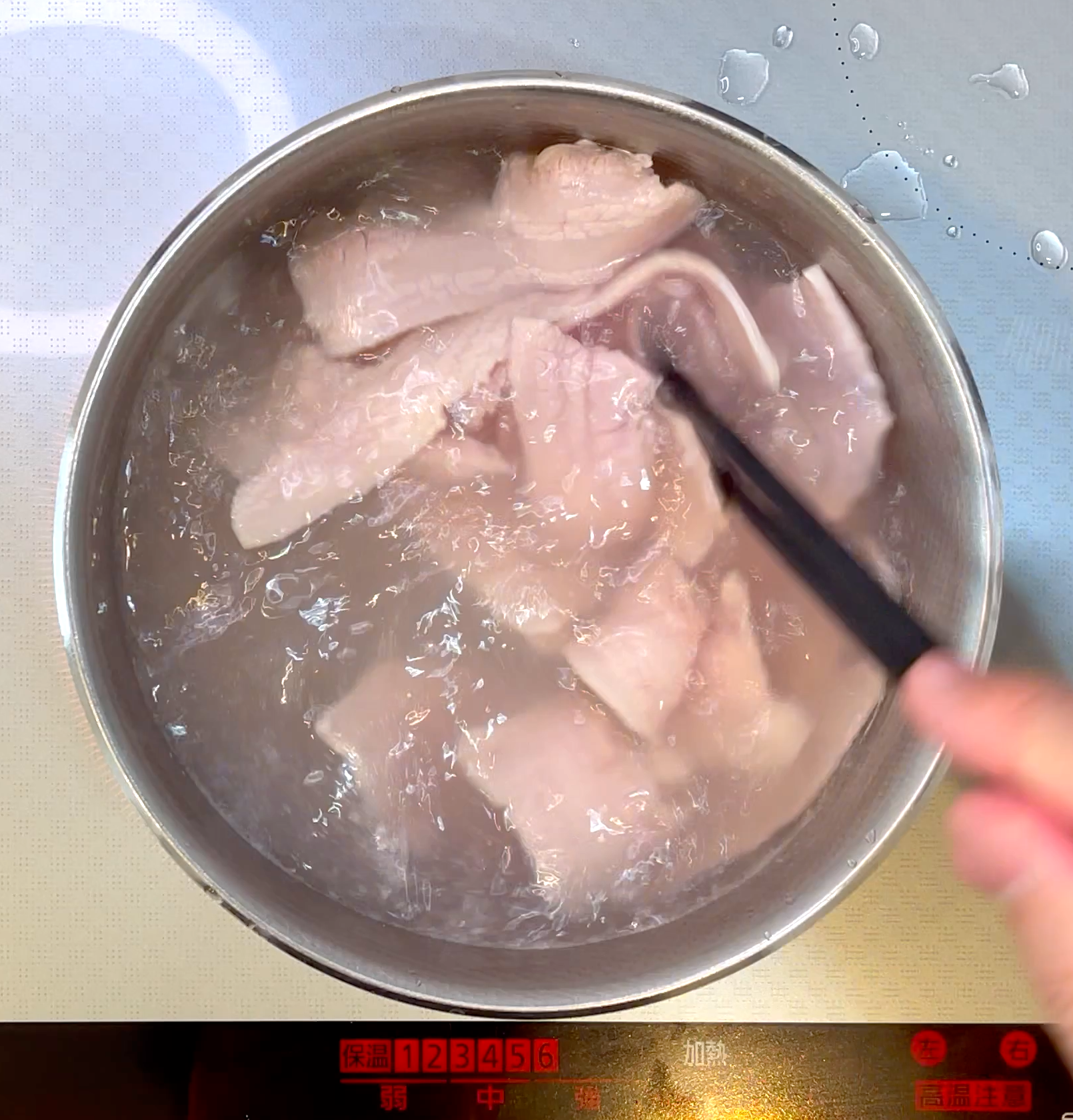 豚バラ肉を下茹でしている工程