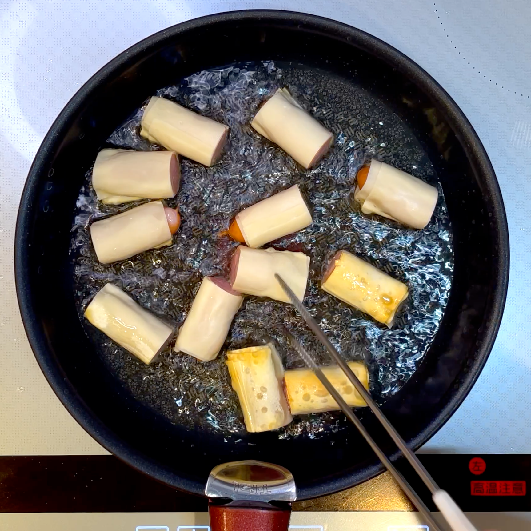 ウインナーをフライパンで揚げ焼きにする工程