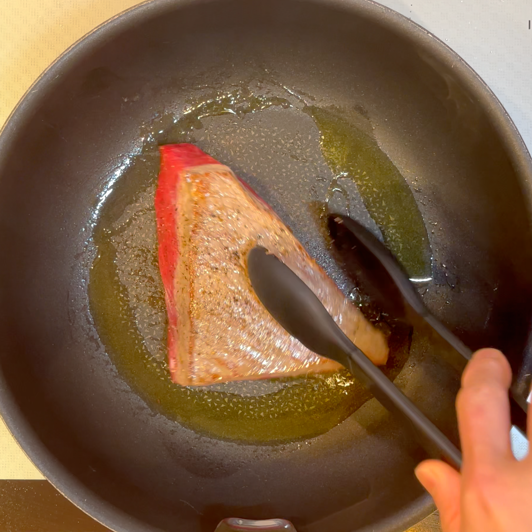 牛肉の全面に焼き色をつけて粗熱を取る工程