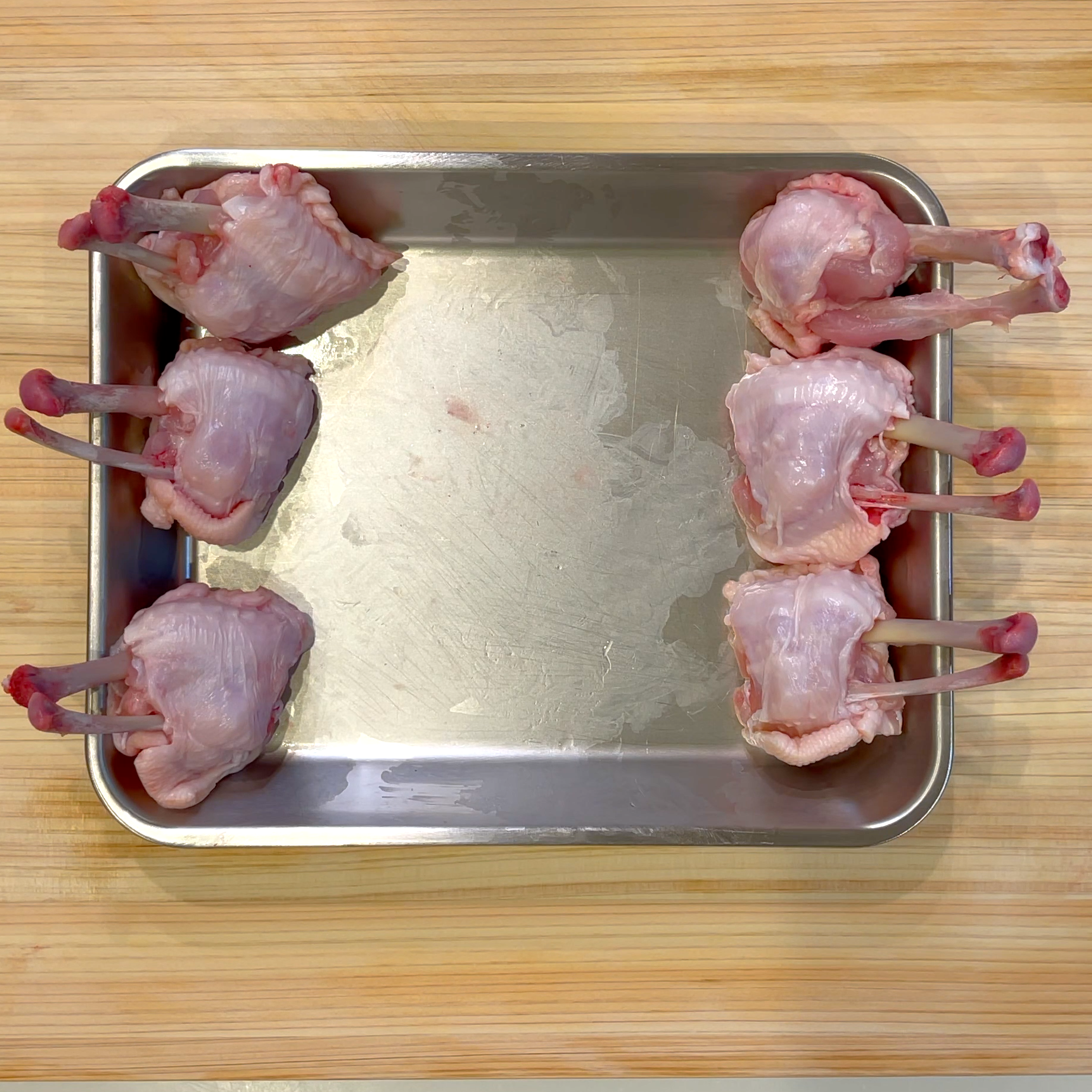 チューリップ状に成形した手羽先を乾燥させる工程