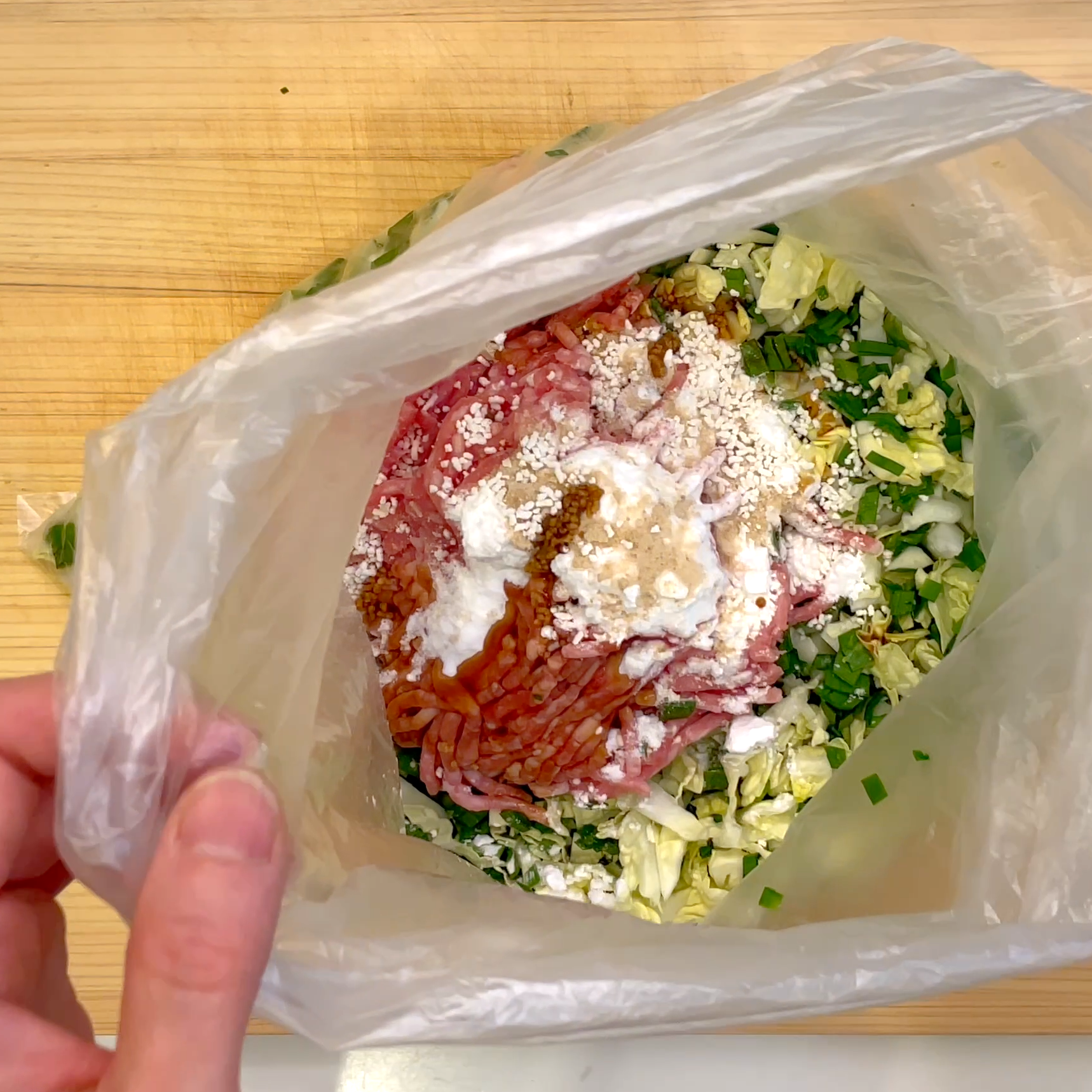 ポリ袋に具材と調味料を入れて揉み合わせる工程