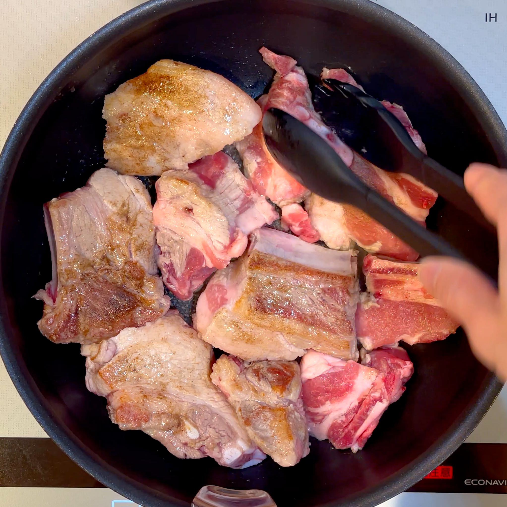 スペアリブをフライパンで焼き色をつける工程