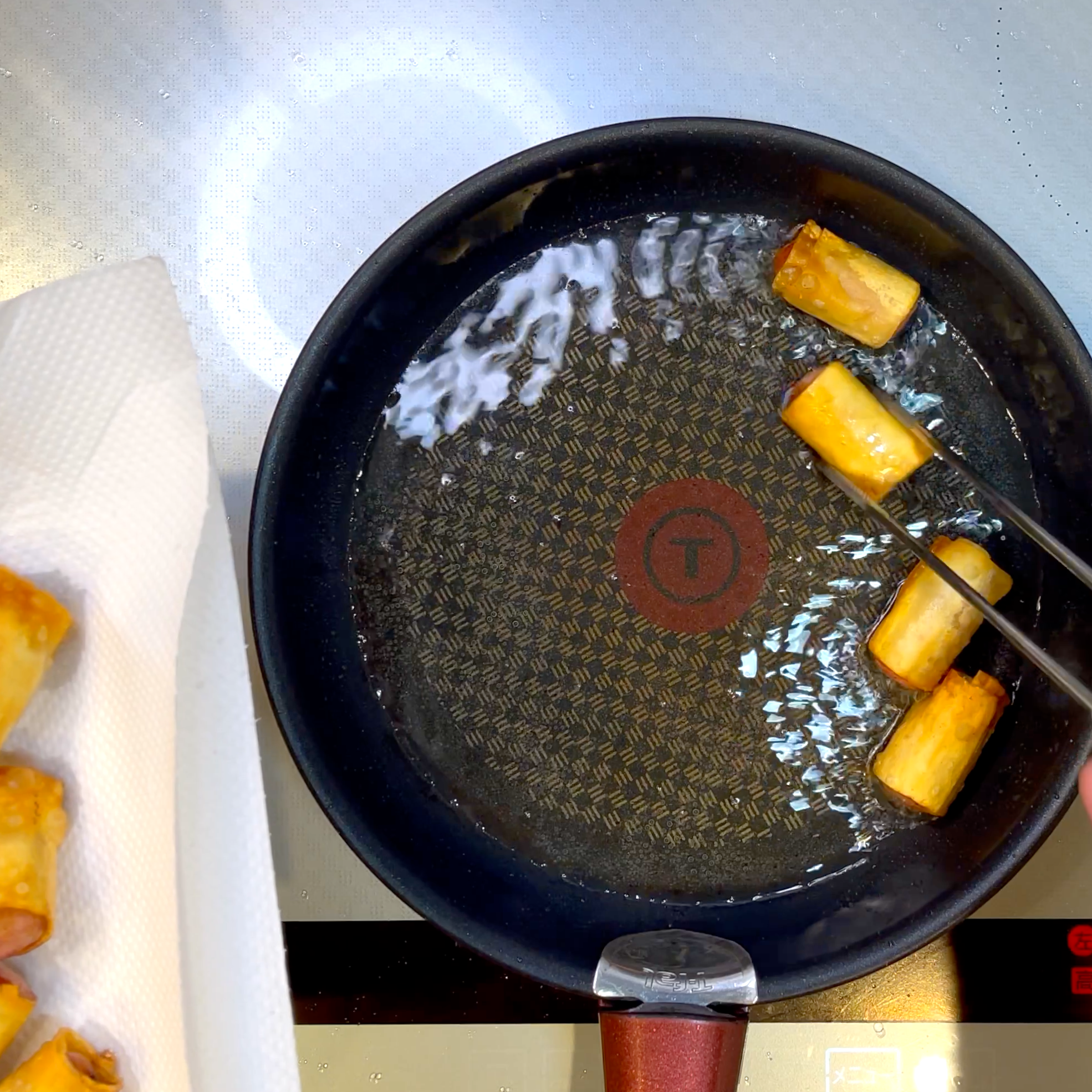 揚げたウインナーを引きあげる工程