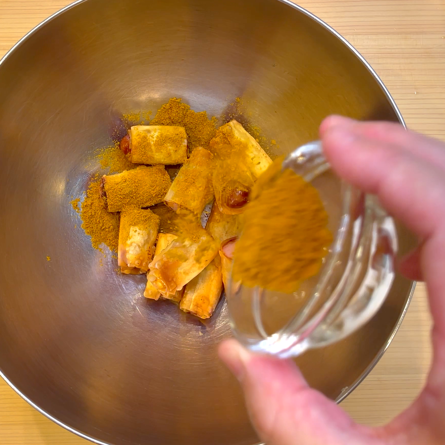 カレー粉とブラックペッパーをまぶす工程