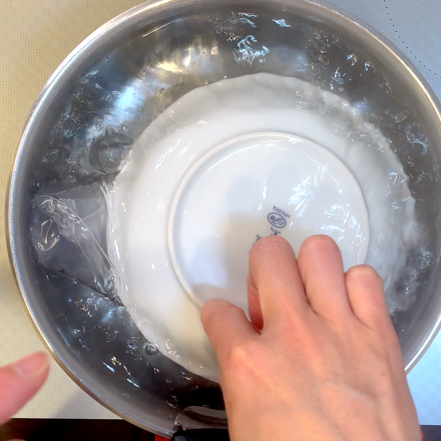 牛肉を湯せんで加熱し余熱で火を通す工程