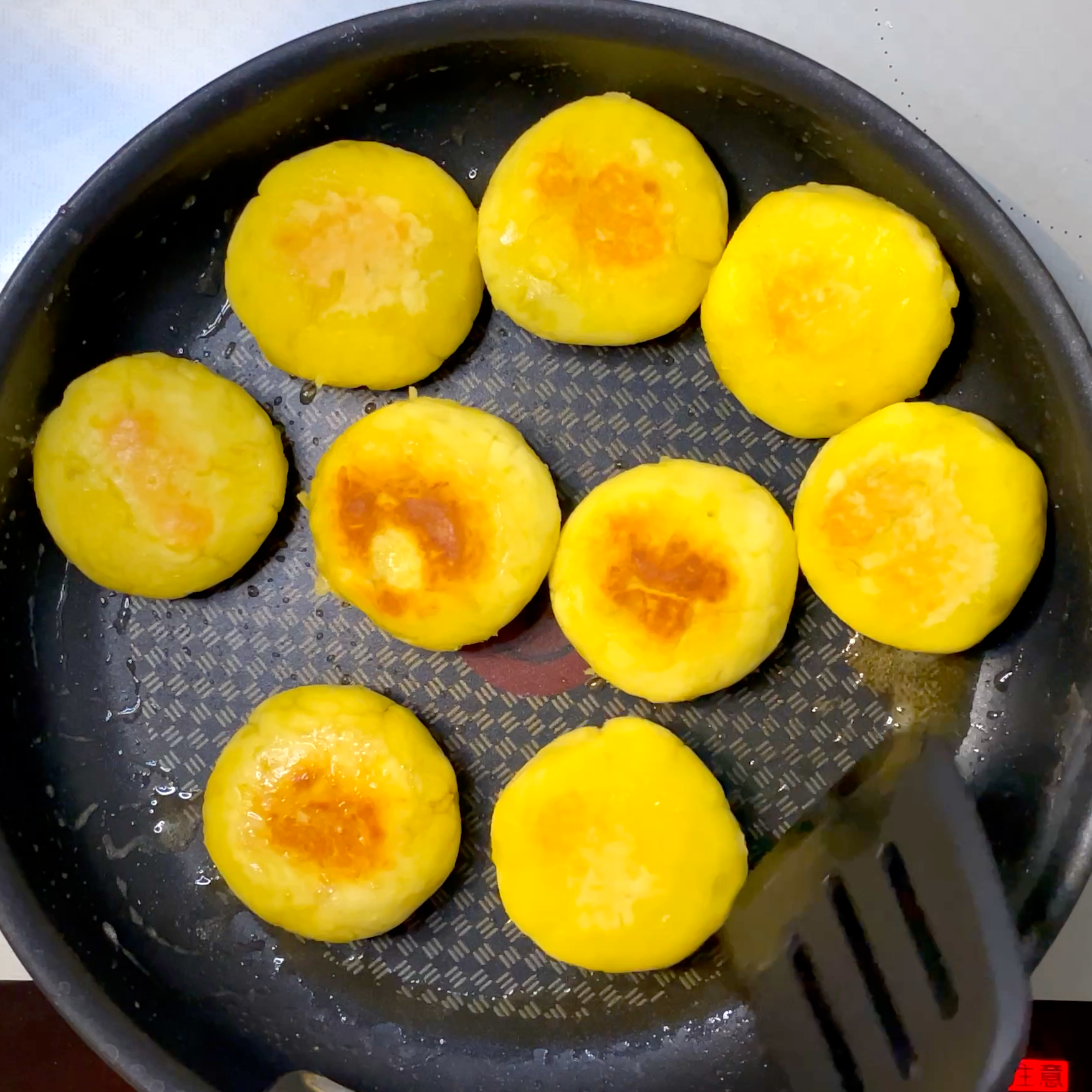 さつまいももちをフライパンで焼く工程