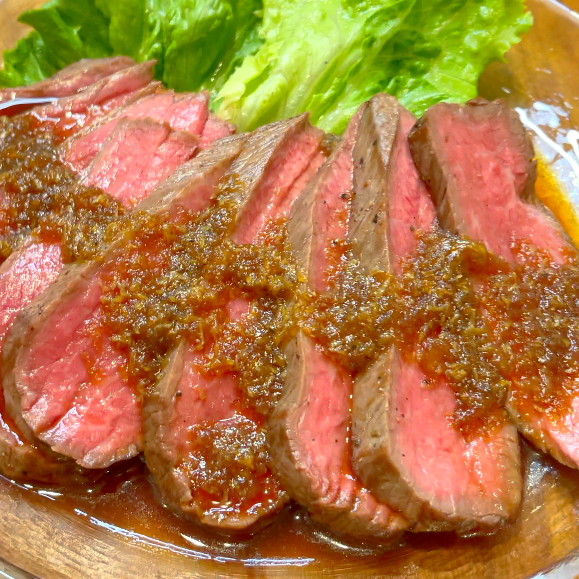 牛肉の粗熱を取り薄切りにして仕上げる工程