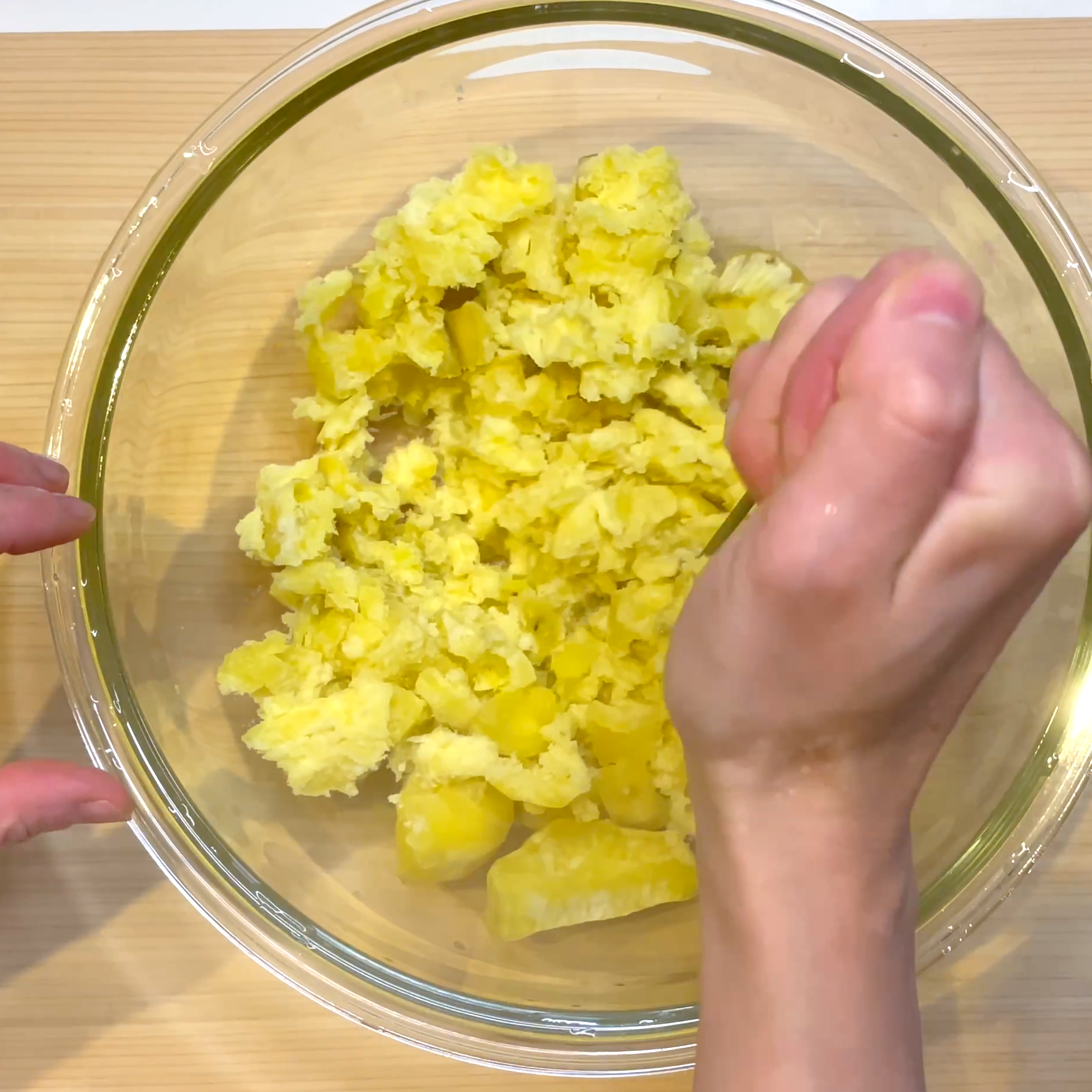 柔らかくなったさつまいもをマッシャーで潰す工程