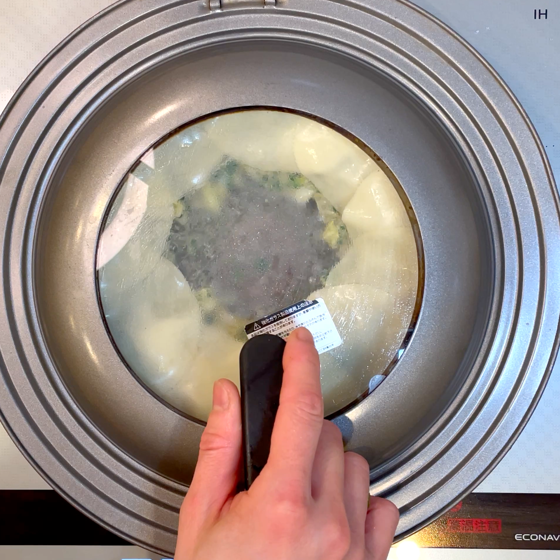 水を入れて蓋をし蒸し焼きにする工程