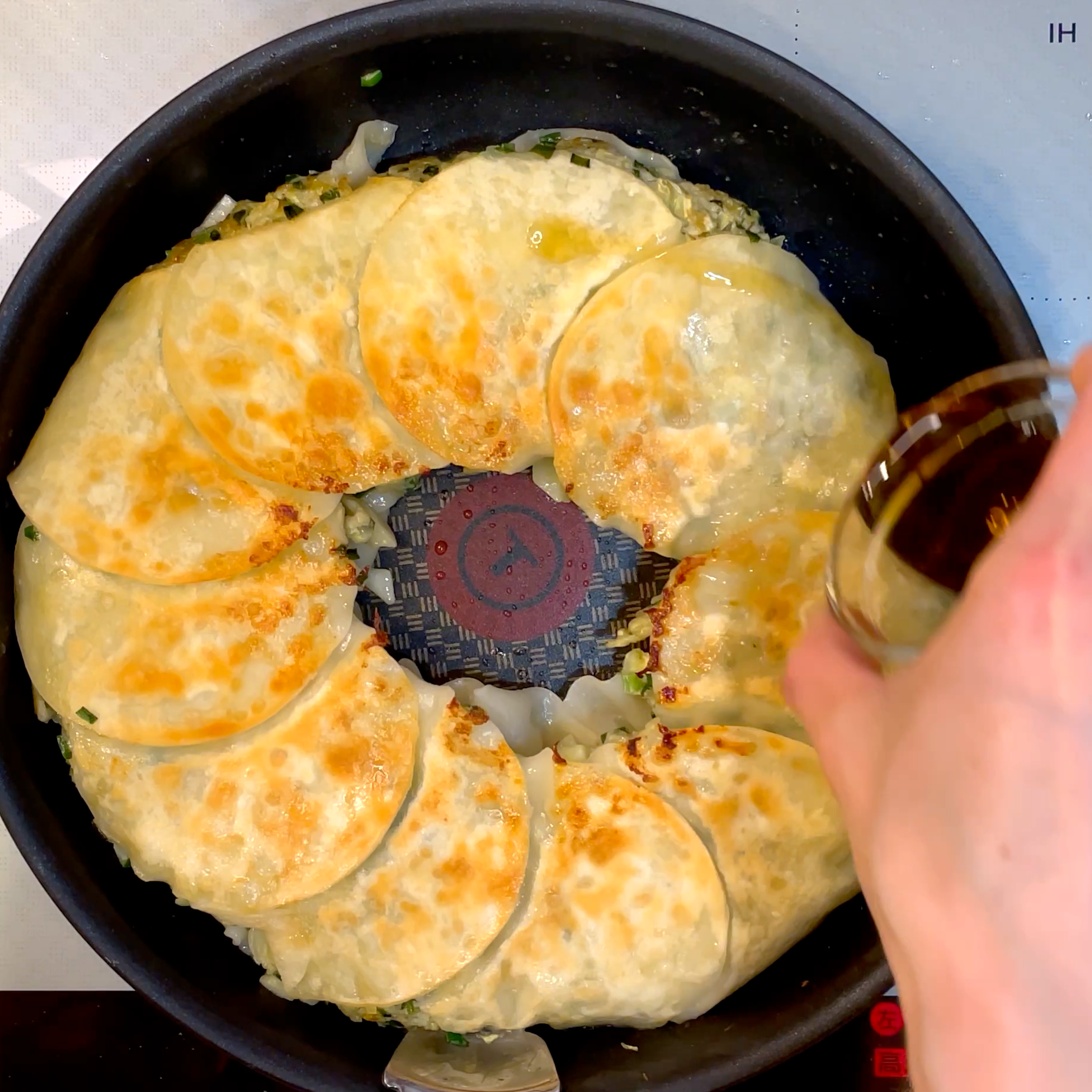 皿を使ってひっくり返しごま油で焼く工程