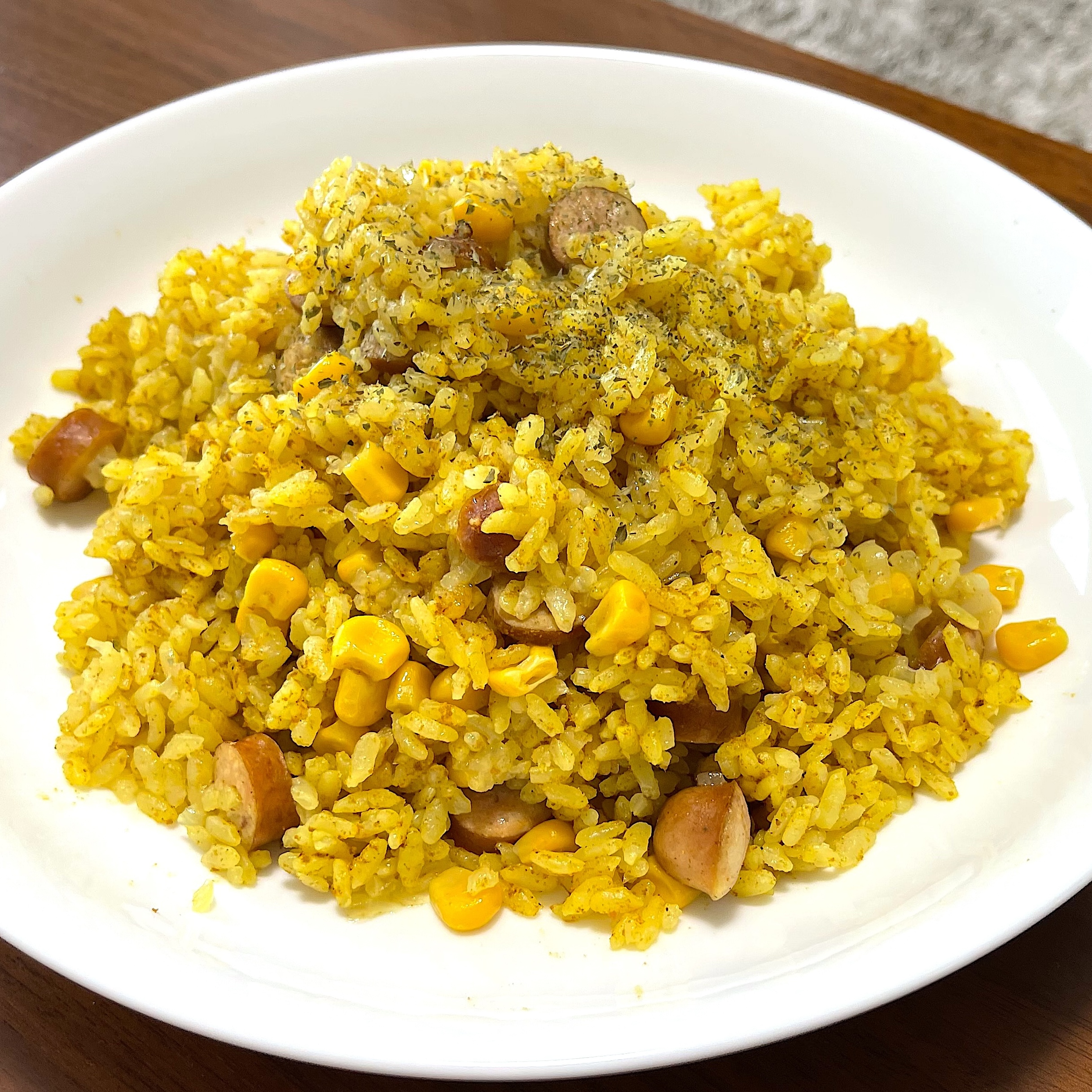 炊き込みご飯に乾燥パセリをふりかける盛り付け工程